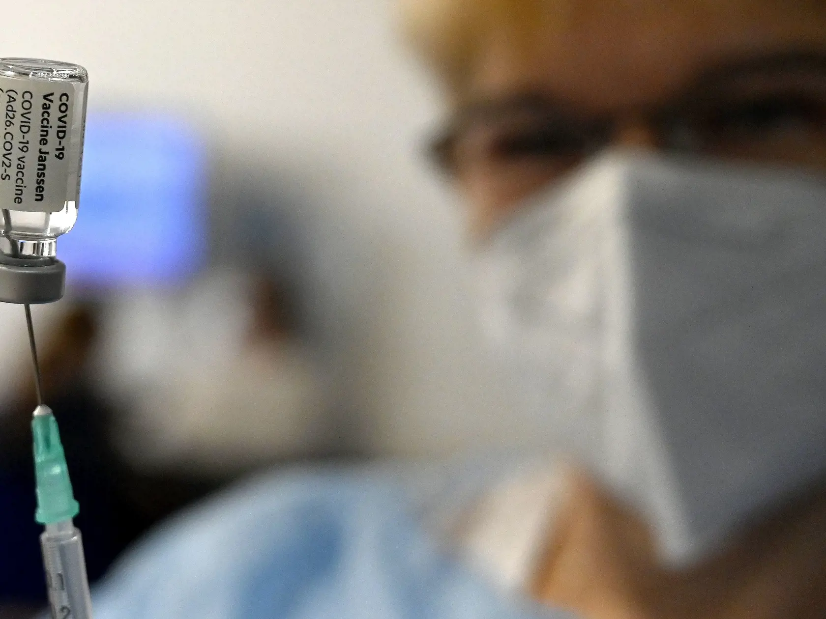 Návrat zo zahraničia na Slovensko môže byť komplikovanejší, ako by sme čakali. Plne zaočkovaná osoba sa pri vstupe do krajiny musí registrovať do online formulára eHranica a ak priletela zo zelenej krajiny, nemusí podstúpiť domácu karanténu.