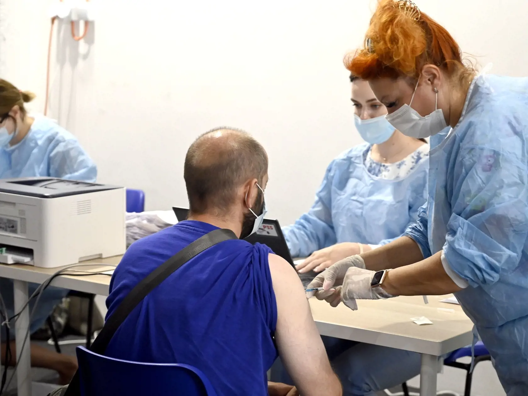 Návrat zo zahraničia na Slovensko môže byť komplikovanejší, ako by sme čakali. Plne zaočkovaná osoba sa pri vstupe do krajiny musí registrovať do online formulára eHranica a ak priletela zo zelenej krajiny, nemusí podstúpiť domácu karanténu.