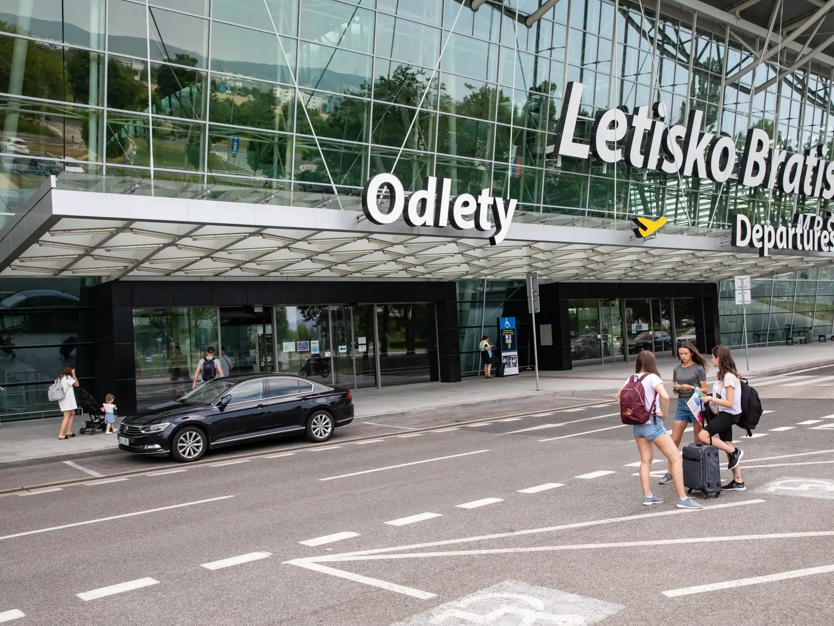 „Máme problém, pretože ľudia si vo formulároch leteckých spoločností a v eHranici údaje aj vymýšľajú. A toto je obrovský problém. Takýchto prípadov máme veľmi veľa,” hovorí hygienik, že problém vidí aj v systéme Národného centra zdravotníckych informácií (NCZI).