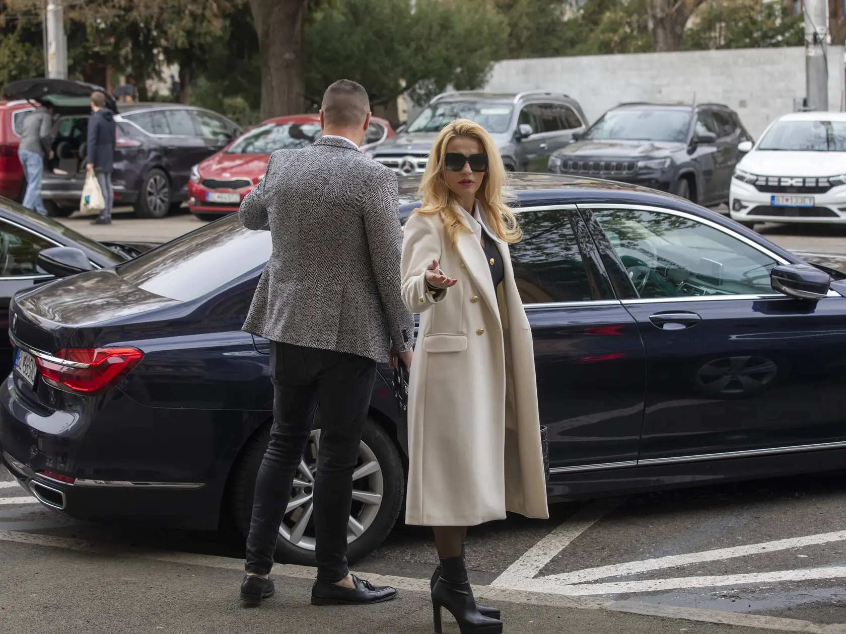 Na snimke je ministerka kultúry Martina Šimkovičová a jej služobné auto BMW.
