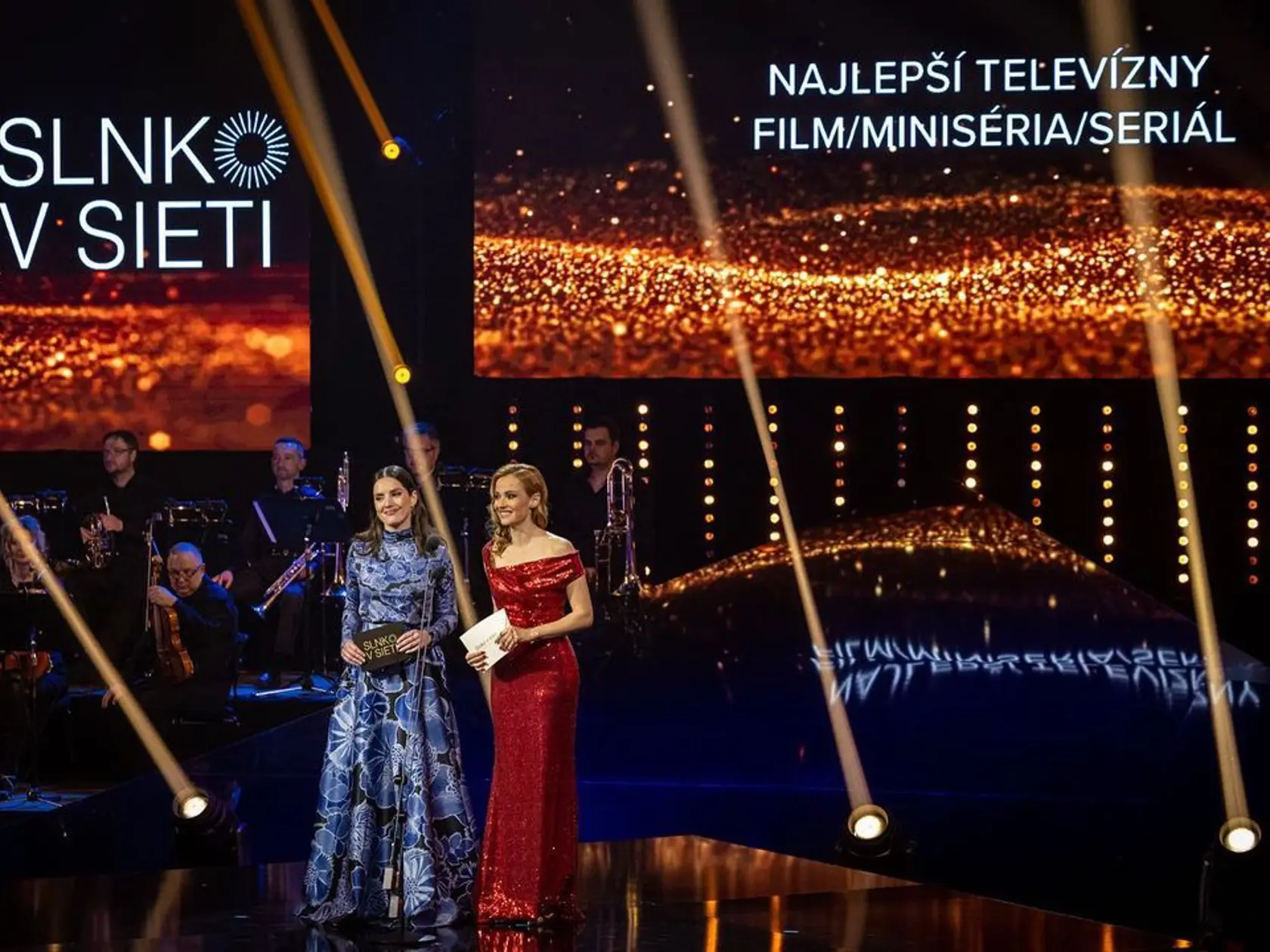 Sarah Arató na galavečer Slnko v sieti odovzdávala cenu.