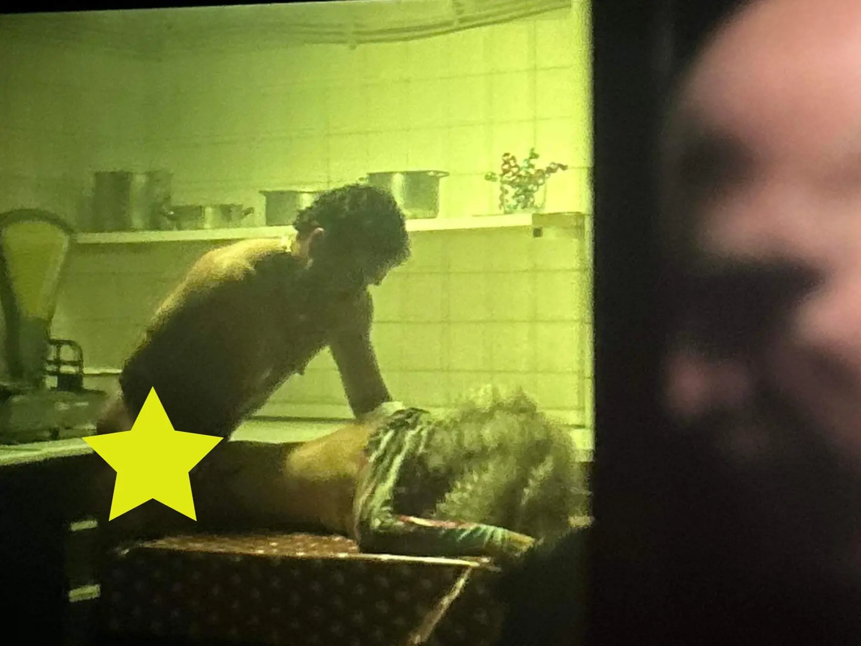 Herec Milan Ondrík zahrá naozaj všetko. Ako Mikuláš Černák si vo filme MIKI "strihol“  divoký sex na stole.