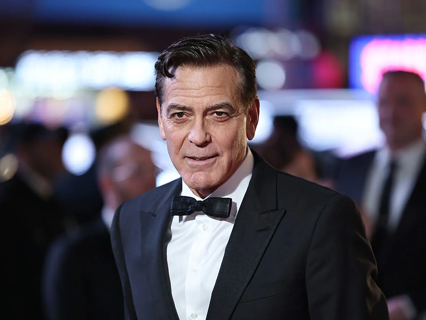 George Clooney zmenil imidž. Šedivý vlk je preč. Kvôli úlohe na Broadwayi si odfarbil vlasy a je na nepoznanie.