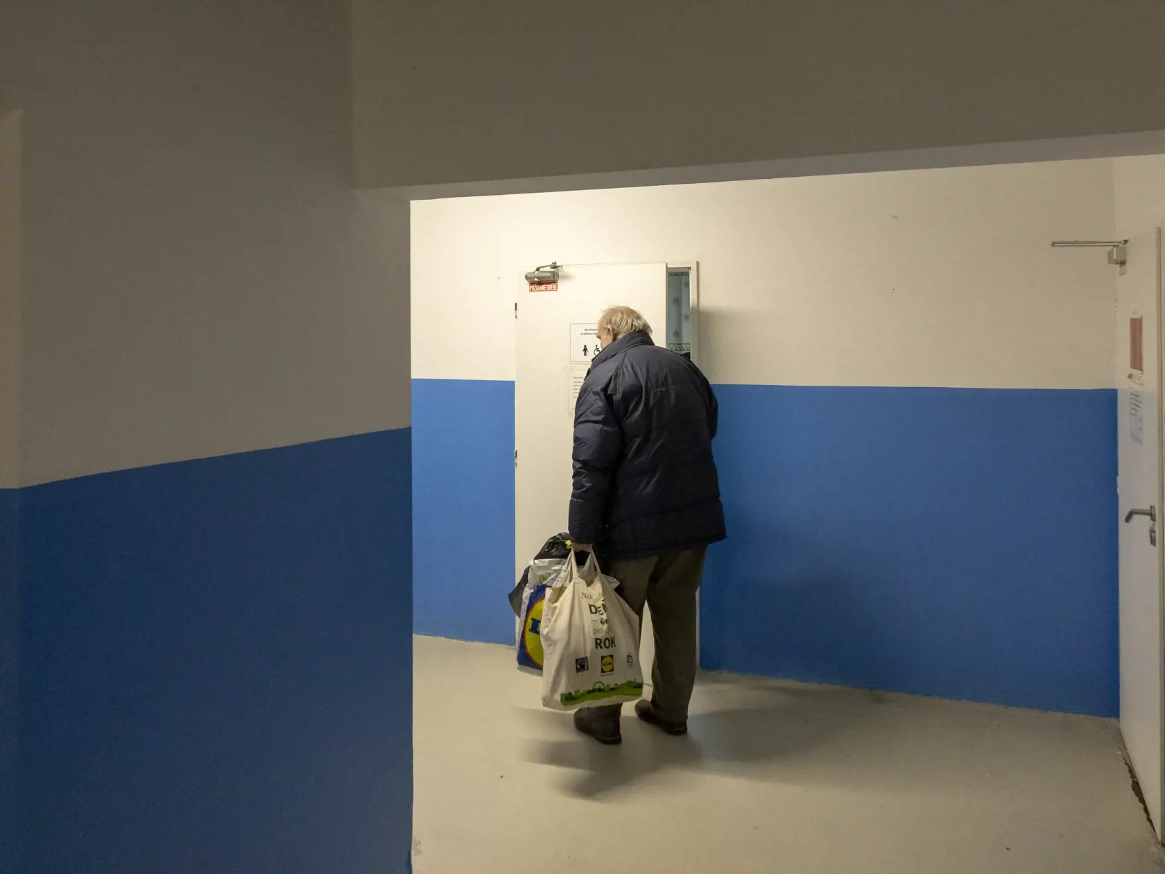 Klient nocľahárne, ktorý práve prišiel.