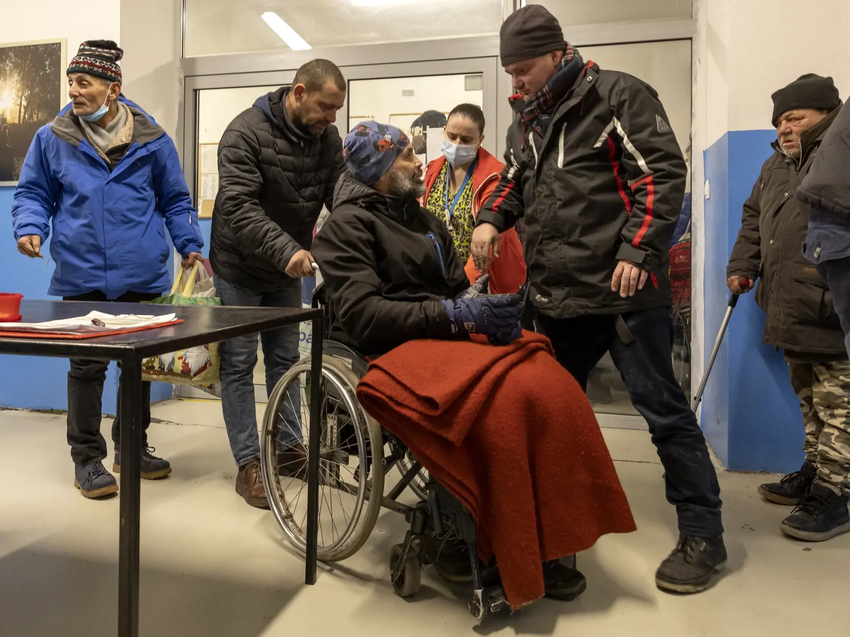 Po krátkej chvíľke príde dvojica parťákov, pričom jeden z mužov je vozíčkar. "Ja sa volám Majky a toto je môj najlepší priateľ Pišta. On sa o mňa stará, vždy si pomáhame. Keby jeho nebolo, tak neviem, čo by som robil," rozpráva s úsmevom starší pán na invalidnom vozíčku.