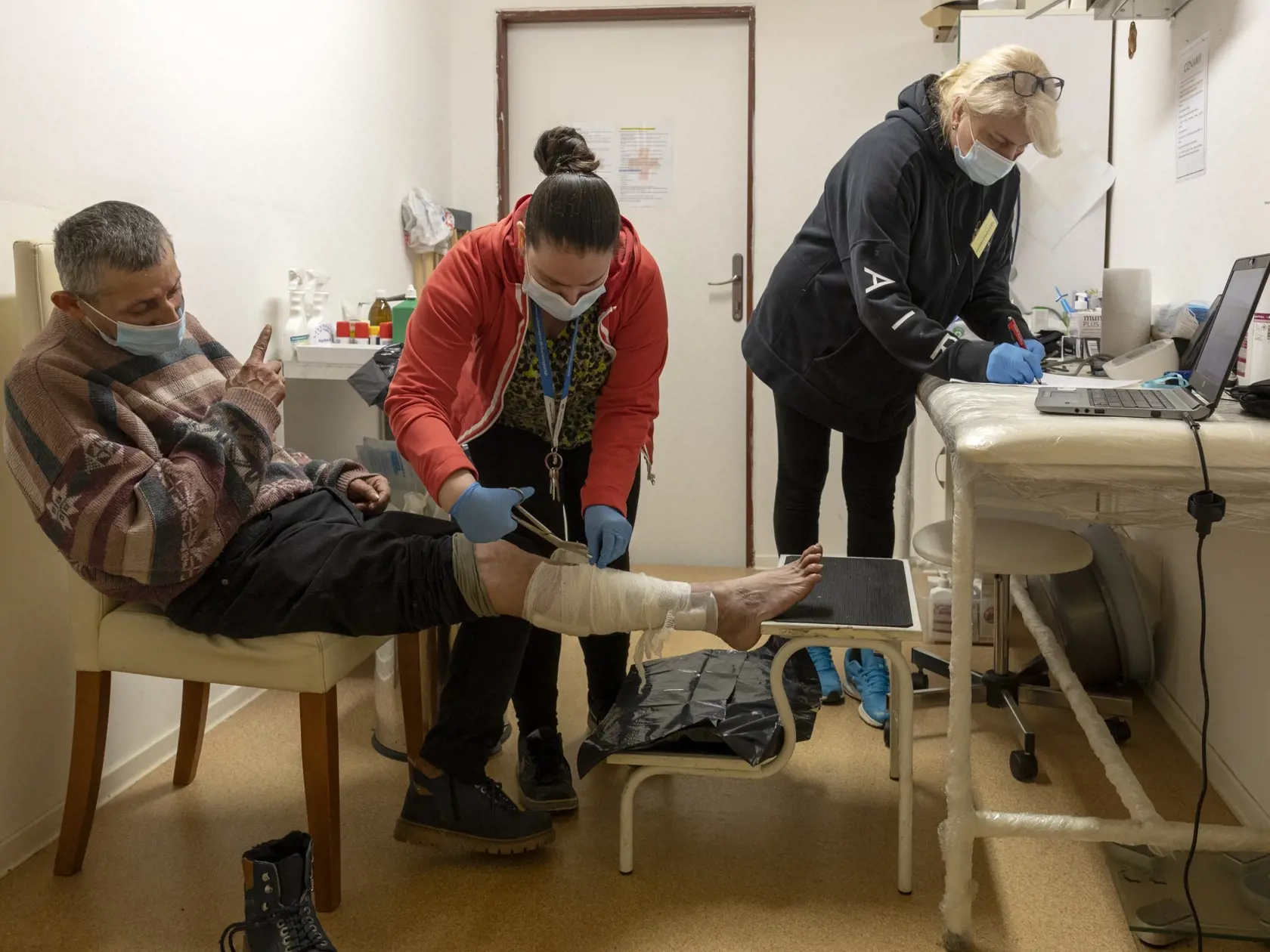 Starší pán Ján má problémy s nohami. Ide o vredy, ktoré vznikajú väčšinou z malej ranky, ktorá sa zanesie alebo zapáli. Nie je to pekný pohľad, ale údajne ide ešte o pomerne dobrý stav.