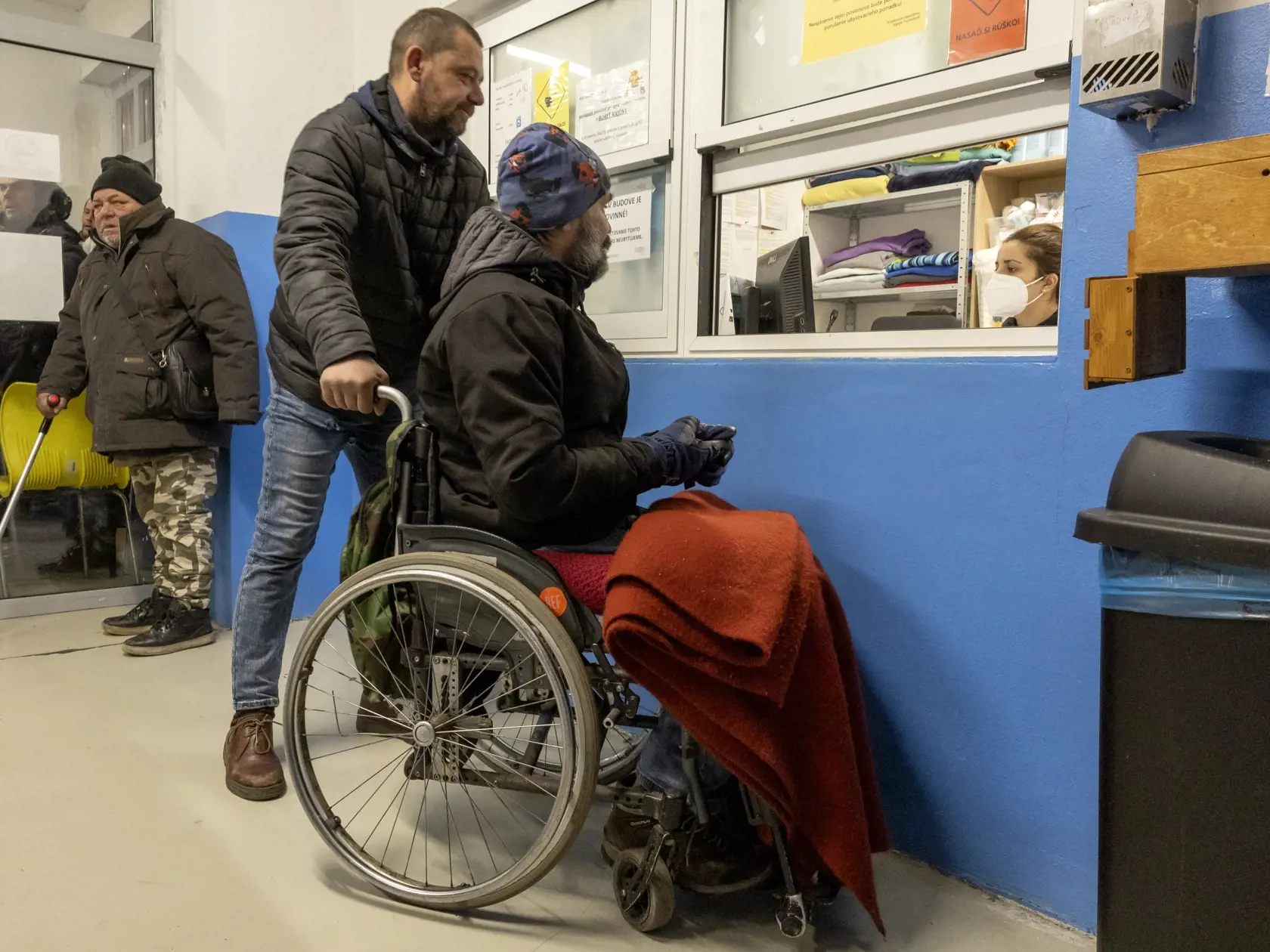 Po krátkej chvíľke príde dvojica parťákov, pričom jeden z mužov je vozíčkar. "Ja sa volám Majky a toto je môj najlepší priateľ Pišta. On sa o mňa stará, vždy si pomáhame. Keby jeho nebolo, tak neviem, čo by som robil," rozpráva s úsmevom starší pán na invalidnom vozíčku.