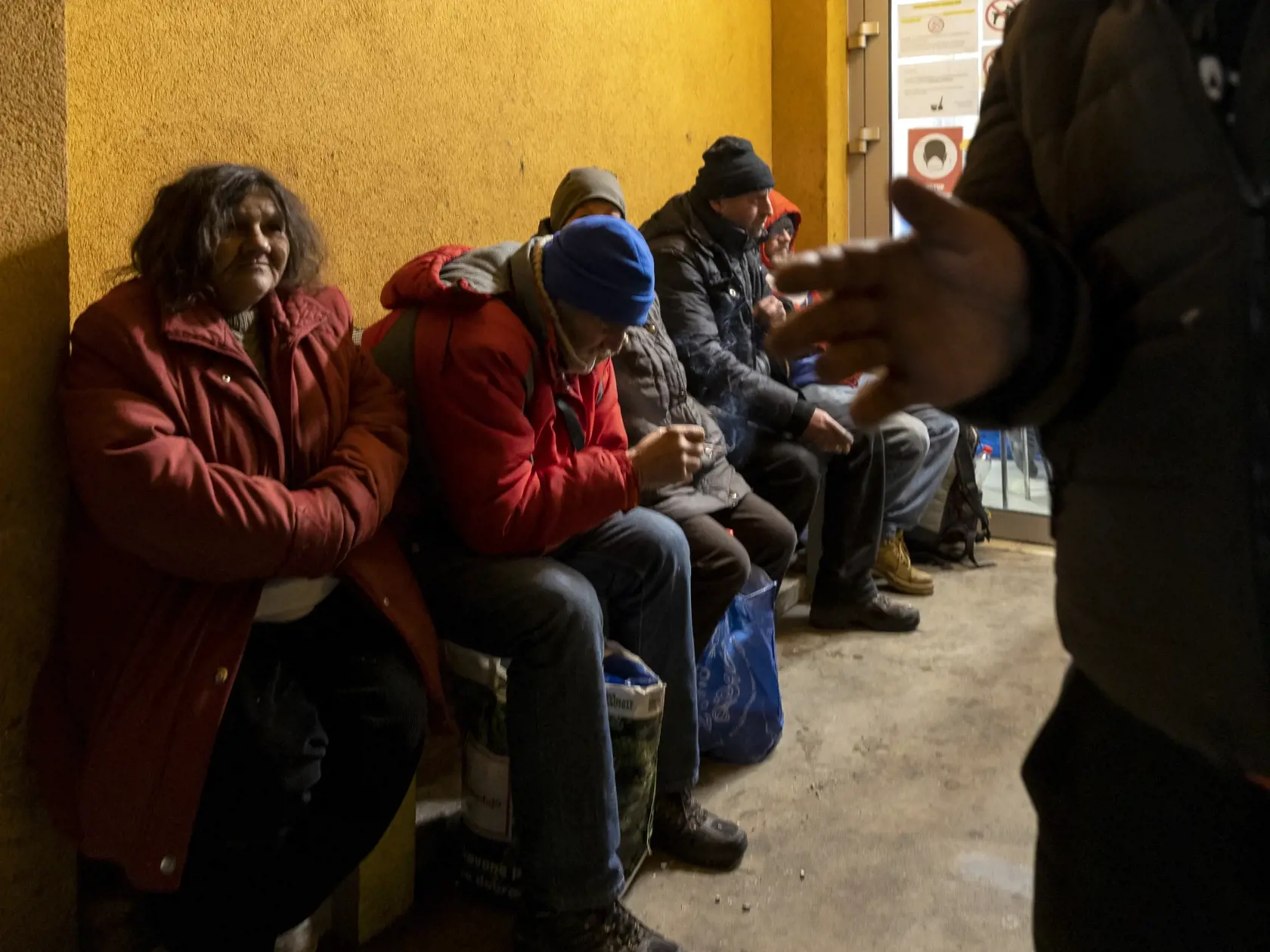Situácia ľudí bez domova v nocľaháreni sv. Vincenta de Paul v Bratislave počas zimných mrazov. Depaul Slovensko je nezisková organizácia poskytujúca verejnoprospešné služby pre ľudí bez domova. 