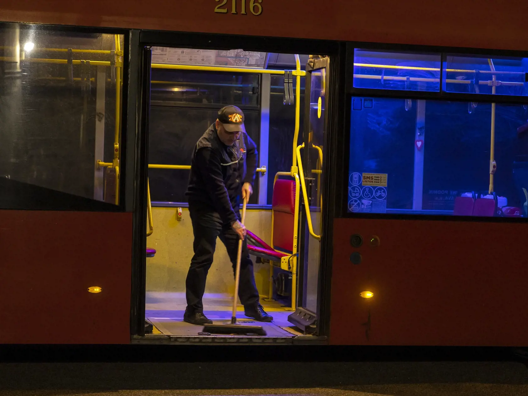 Do lokality chodí jediný autobus. Ten využívajú, podľa slov vodiča Romana (45) iba klienti nocľahárne. On sám linku inicioval a aj presadil.