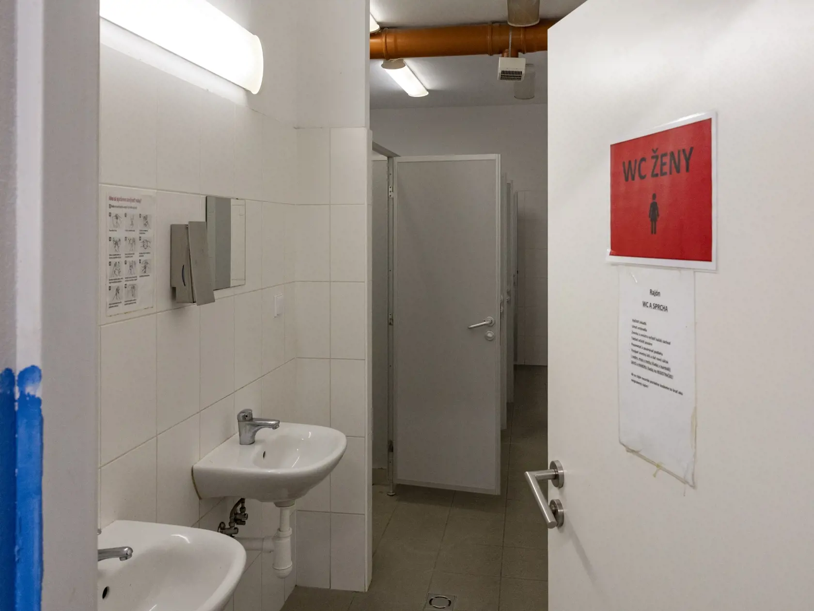 Sprchy a WC v novej časti, ktorá je určená pre triezvych klientov.