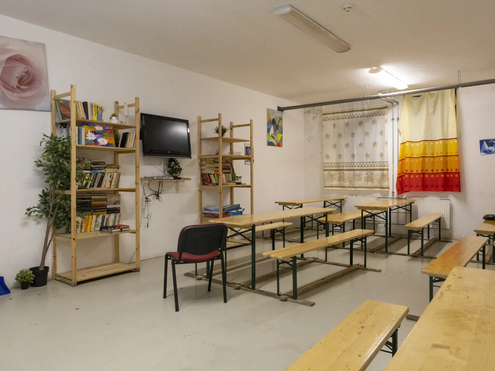 Klienti môžu využívať aj spoločenskú miestnosť. Môžu si čítať, alebo pozerať telku. Prípadne si kresliť, alebo robiť iné aktivity.
