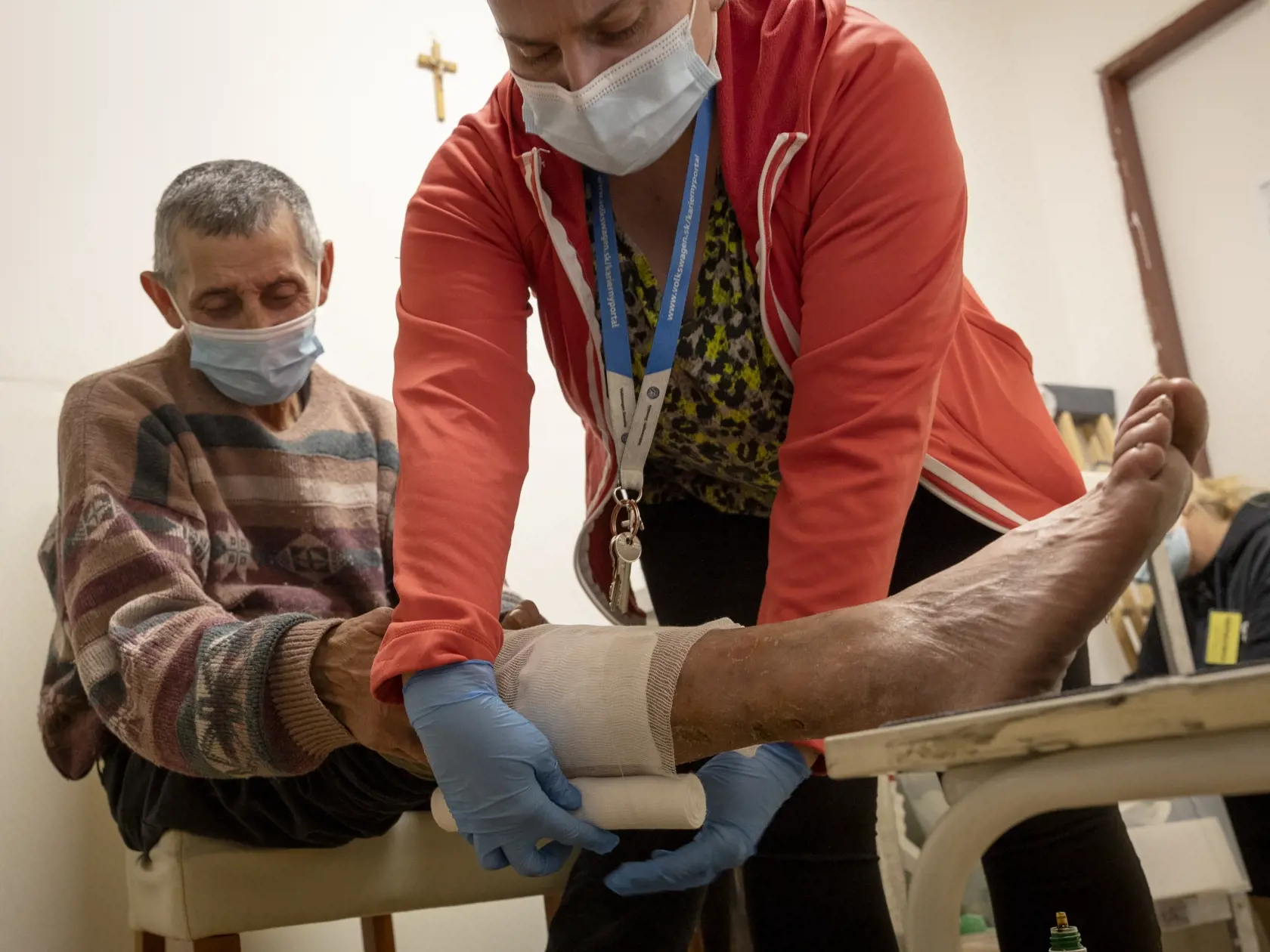 Starší pán Ján má problémy s nohami. Ide o vredy, ktoré vznikajú väčšinou z malej ranky, ktorá sa zanesie alebo zapáli. Nie je to pekný pohľad, ale údajne ide ešte o pomerne dobrý stav.