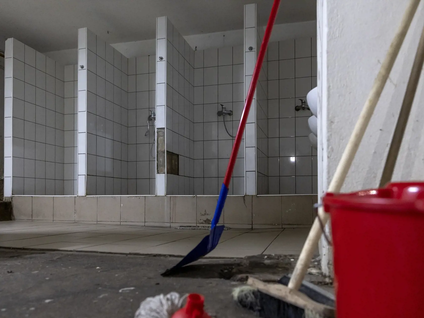 Takto vyzerajú sprchy v starej časti, ktoré sú určené pre ľudí, ktorí prišli pod vplyvom.