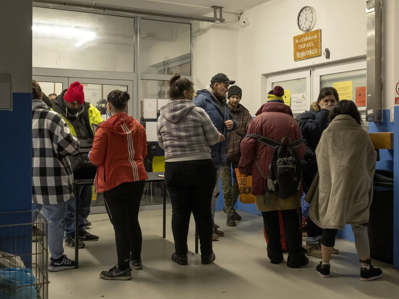 Registrácia klientov do nocľahárne. Musia sa podrobiť alkoholovému testu.