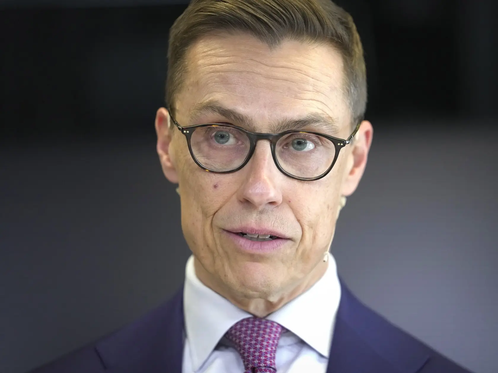 Novozvolený fínsky prezident, bývalý premiér a líder Národnej koalície Alexander Stubb počas tlačovej konferencie po jeho víťazstve v 2. kole prezidentských volieb v Helsinkách 12. februára 2024. Bývalý fínsky premiér Alexander Stubb v nedeľu zvíťazil v druhom kole prezidentských volieb. Jeho protikandidát Pekka Haavisto, niekdajší minister zahraničných vecí, sa vzdal po tom, čo predbežné výsledky pri 90 percentách spočítaných hlasov naznačovali víťazstvo Stubba.