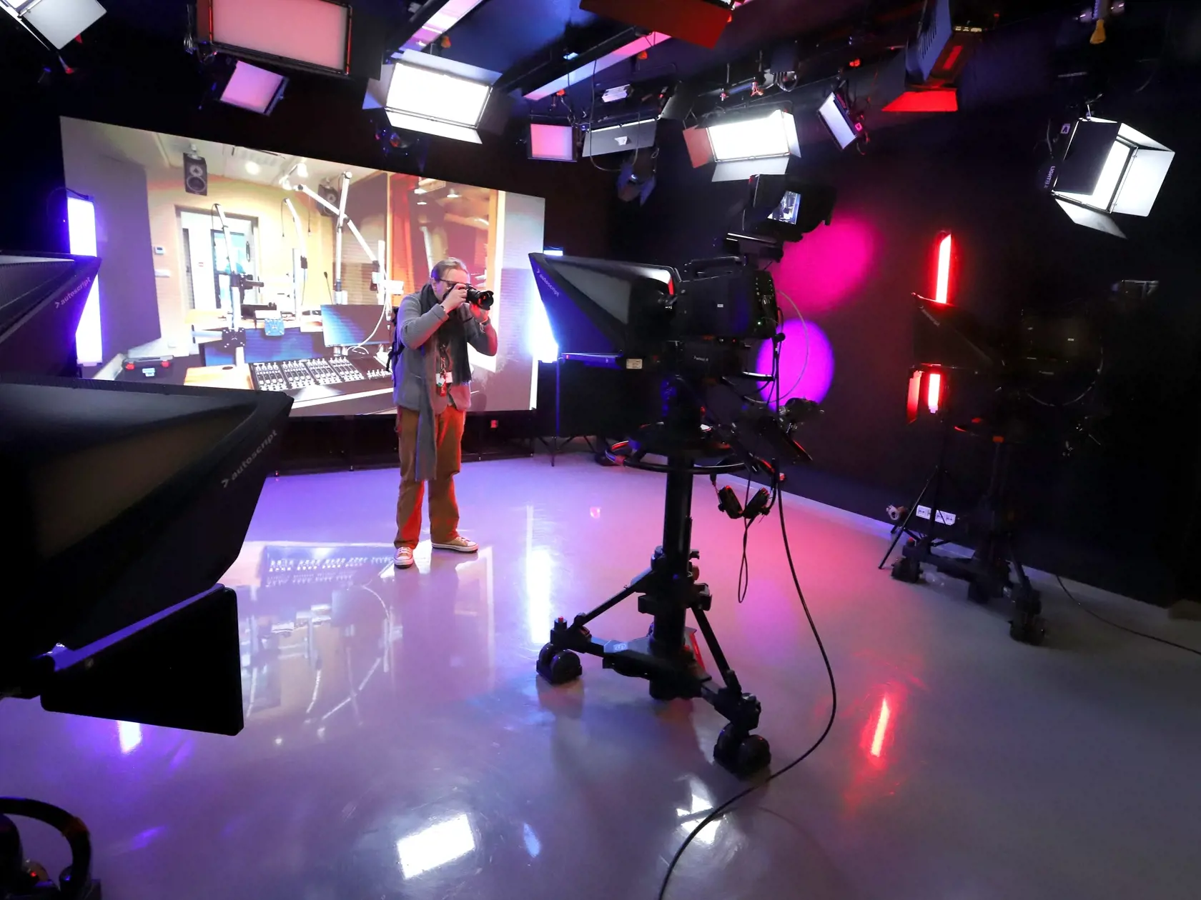 Na snímke televízne štúdio v priestoroch Kreatívneho centra RTVS vybaveného najmodernejšou technikou v Strednej priemyselnej škole Jozefa Murgaša v Banskej Bystrici 19. januára 2024.