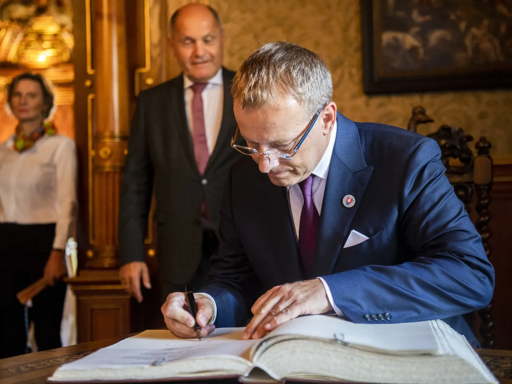 Na snímke predseda NR SR Boris Kollár sa zapisuje do knihy hostí, v pozadí predseda Národnej rady Rakúskej republiky Wolfgang Sobotka počas neformálneho stretnutia slavkovského formátu S3 na zámku v rakúskej obci Grafenegg 30. augusta 2020. FOTO TASR - Jaroslav Novák