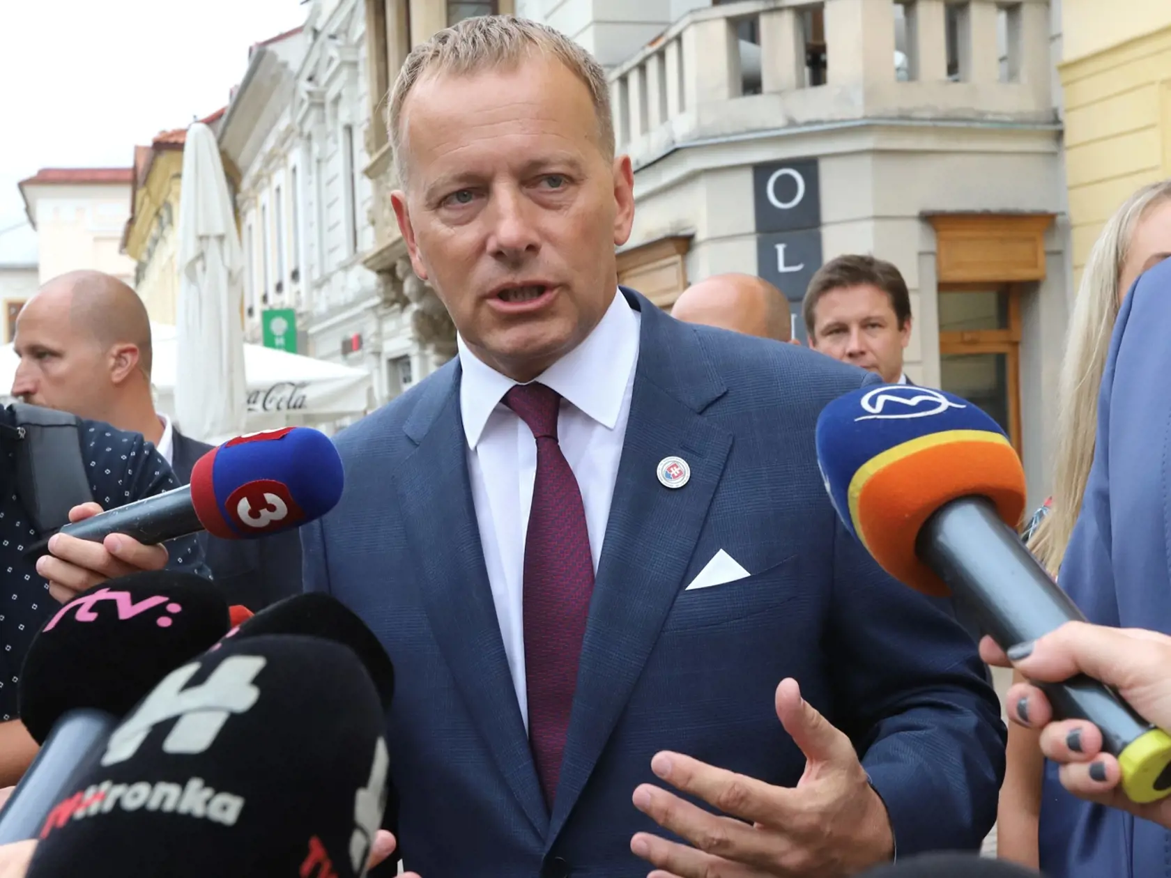 Na snímke uprostred predseda Národnej rady Slovenskej republiky (NR SR) Boris Kollár a vpravo poslanec NR SR Igor Kašper (Sme rodina) počas brífingu pred budovou BBSK na Námestí SNP v Banskej Bystrici 17. augusta 2020. Témou rokovania s vedením BBSK bola aktuálna situácia na poškodenej ceste II/531 v úseku Muráň - Muránska Huta.  FOTO TASR - Ján Krošlák