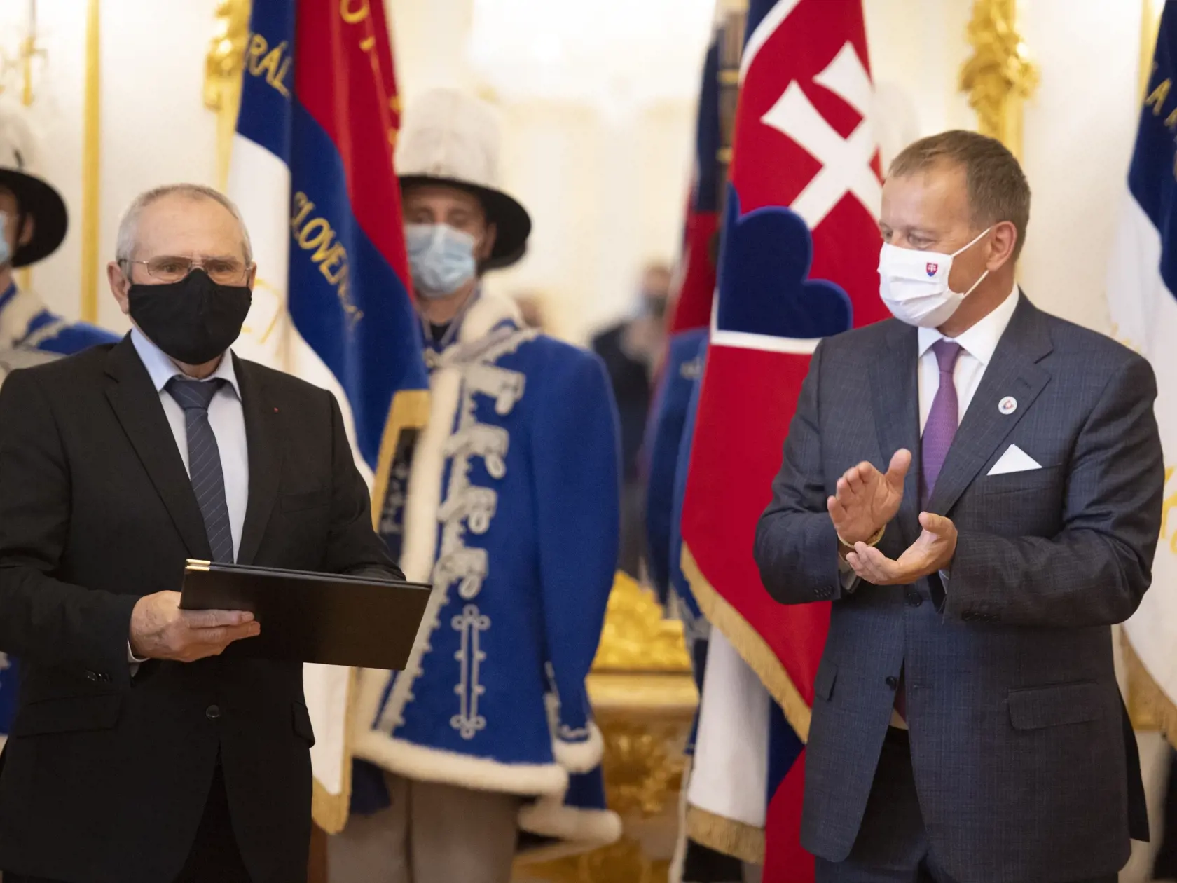 Na snímke vpravo predseda NRSR Boris Kollár a vľavo laureát herec a expolitik Milan Kňažko počas odovzdávania štátnej ceny Jozefa Miloslava Hurbana v reprezentačných priestoroch Bratislavského hradu 1. septembra 2020 v Bratislave. FOTO TASR - Pavel Neubauer	


