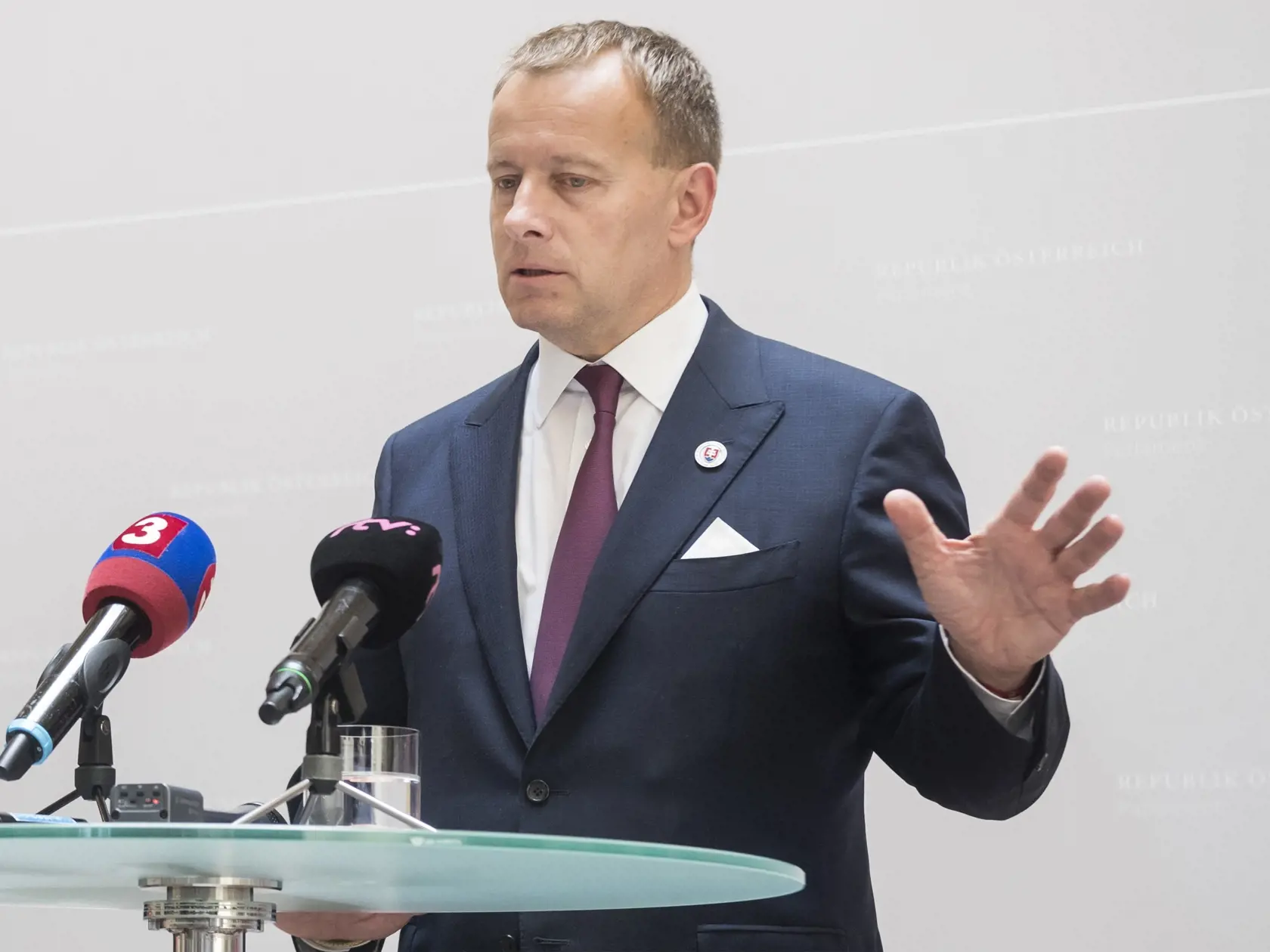 Na snímke predseda Národnej rady SR Boris Kollár počas tlačového vyhlásenia po stretnutí s predsedom Národnej rady Rakúskej republiky Wolfgangom Sobotkom 3. júla 2020 vo Viedni. FOTO TASR - Martin Baumann