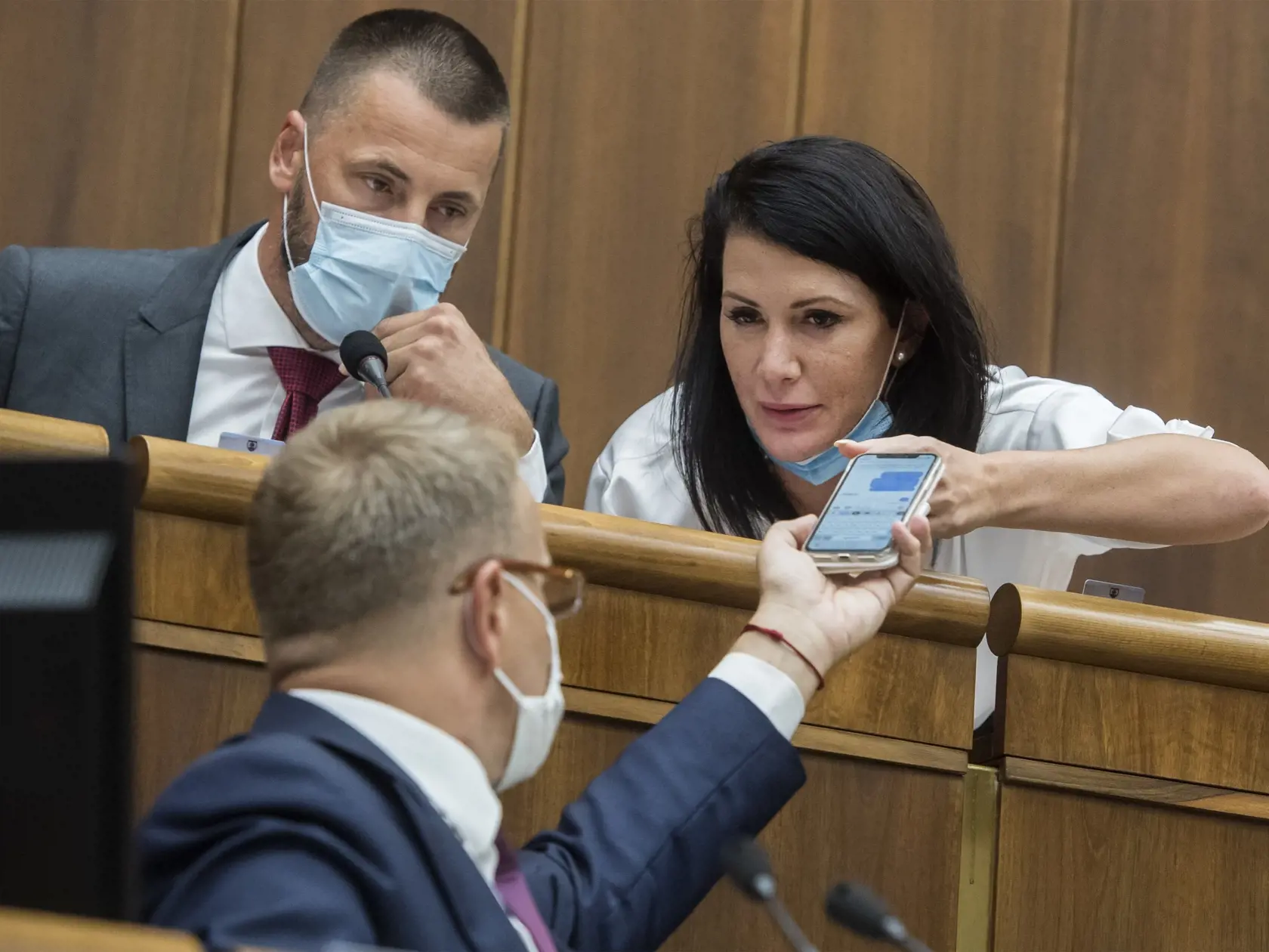 Na snímke v popredí predseda Národnej rady (NR) SR Boris Kollár (Sme rodina), v pozadí vpravo Jana Cigániková a vľavo Marián Viskupič (obaja SaS) počas 12. schôdze parlamentu v Bratislave 16. septembra 2020. FOTO TASR - Martin Baumann