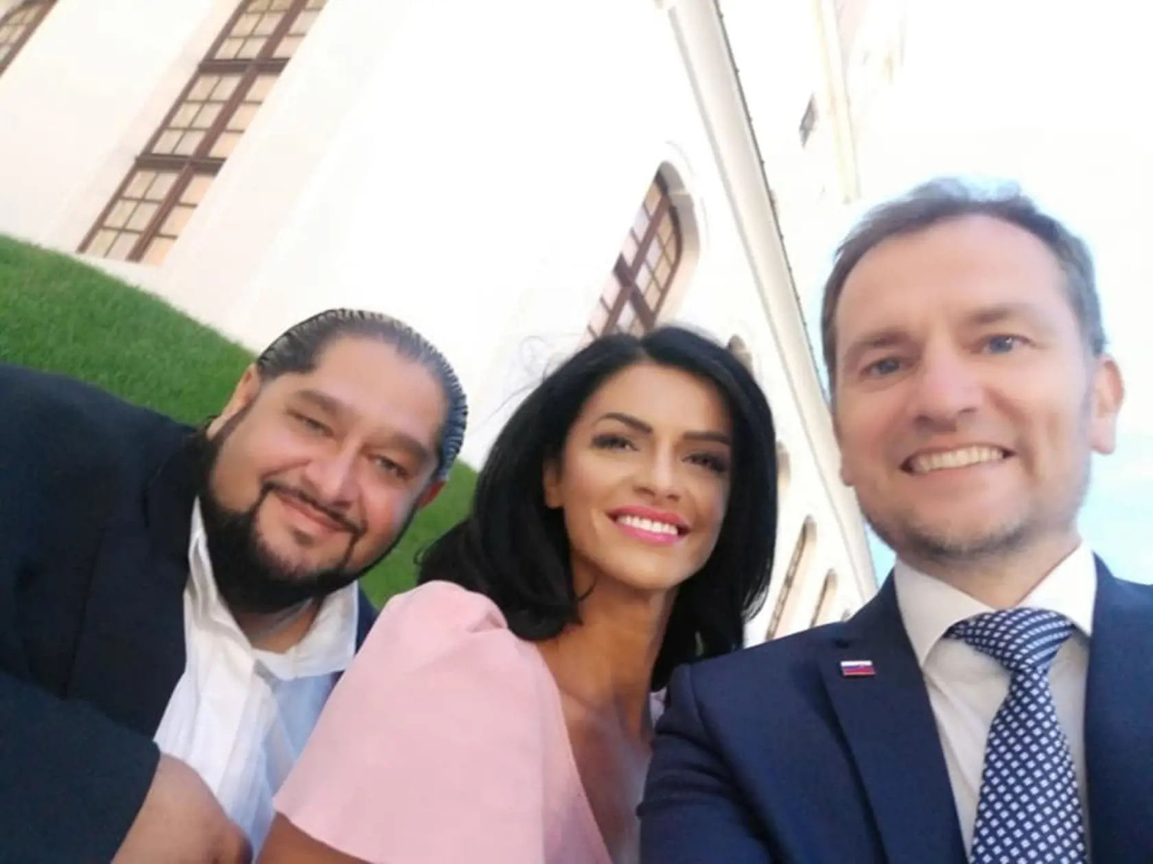 Premiér Igor Matovič sa stretol s predstaviteľmi známej skupiny Gypsy Devils-Cigánski Diabli - Ernestom a Silviou Šarköziovcami. Spravili si aj selfie fotku.