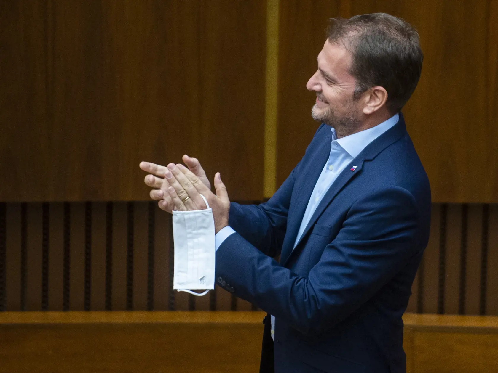 Na snímke predseda vlády SR Igor Matovič (OĽaNO) počas príchodu do parlamentu po tom, ako poslanci z klubu ĽSNS  blokovali rozpravu z dôvodu jeho neprítomnosti počas mimoriadnej schôdze, na ktorej čelí odvolávaniu po prvý raz od nástupu do funkcie vo štvrtok 23. júla 2020 v Bratislave. Návrh vyslovenie nedôvery predložili opoziční poslanci Juraj Blanár (Smer-SD) a Richard Raši (nezaradený) po medializácii podozrení, že Matovičova diplomová práca je plagiát. FOTO TASR - Jakub Kotian