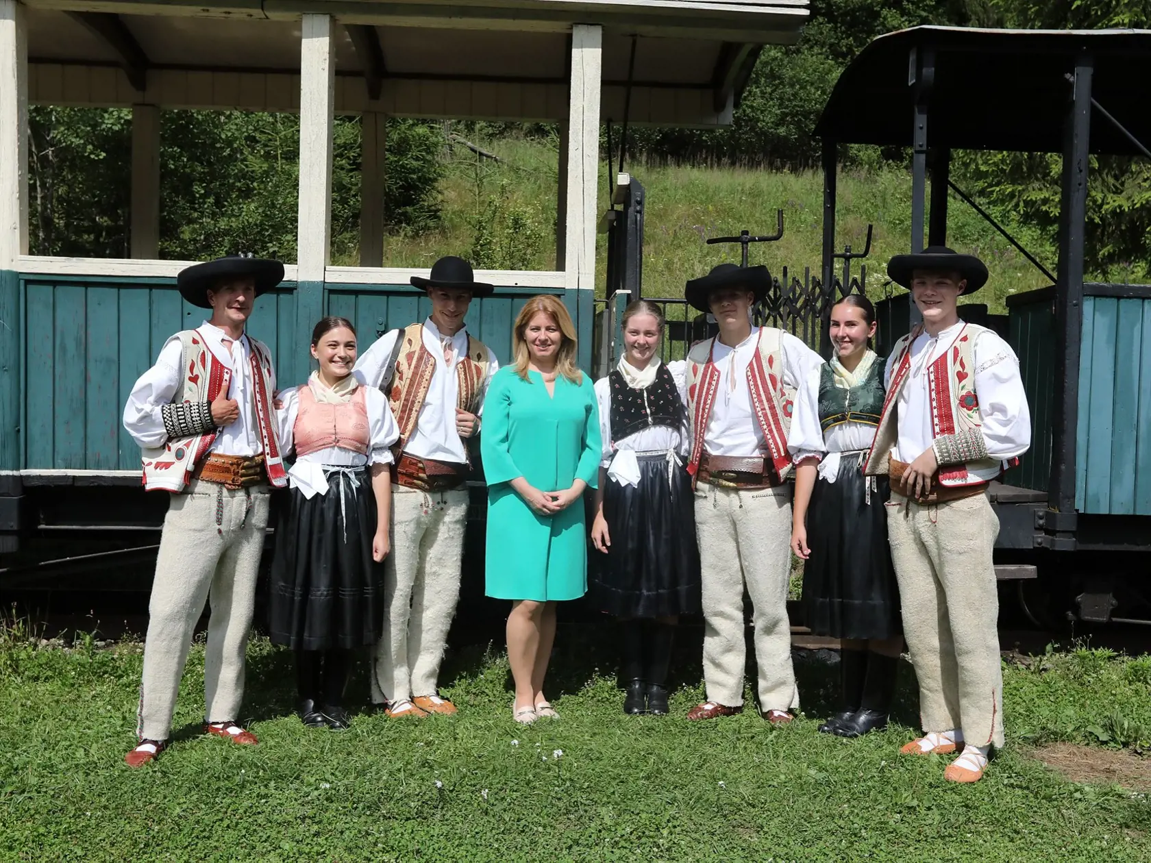 Prezidentka Zuzana Čaputová počas leta veľa pracovala, no popri práci sa zrodili aj takéto pekné fotky. „Mám za sebou ďalší regionálny výjazd, tentokrát v Banskobystrickom kraji. Stretla som opäť toľko úžasných ľudí a silných príbehov. Áno, hovorili sme aj o problémoch, títo ľudia sa s nimi každý deň stretávajú. Ale riešia ich, prekonávajú a robia skvelé veci,“ napísala na sociálnej sieti prezidentka.
