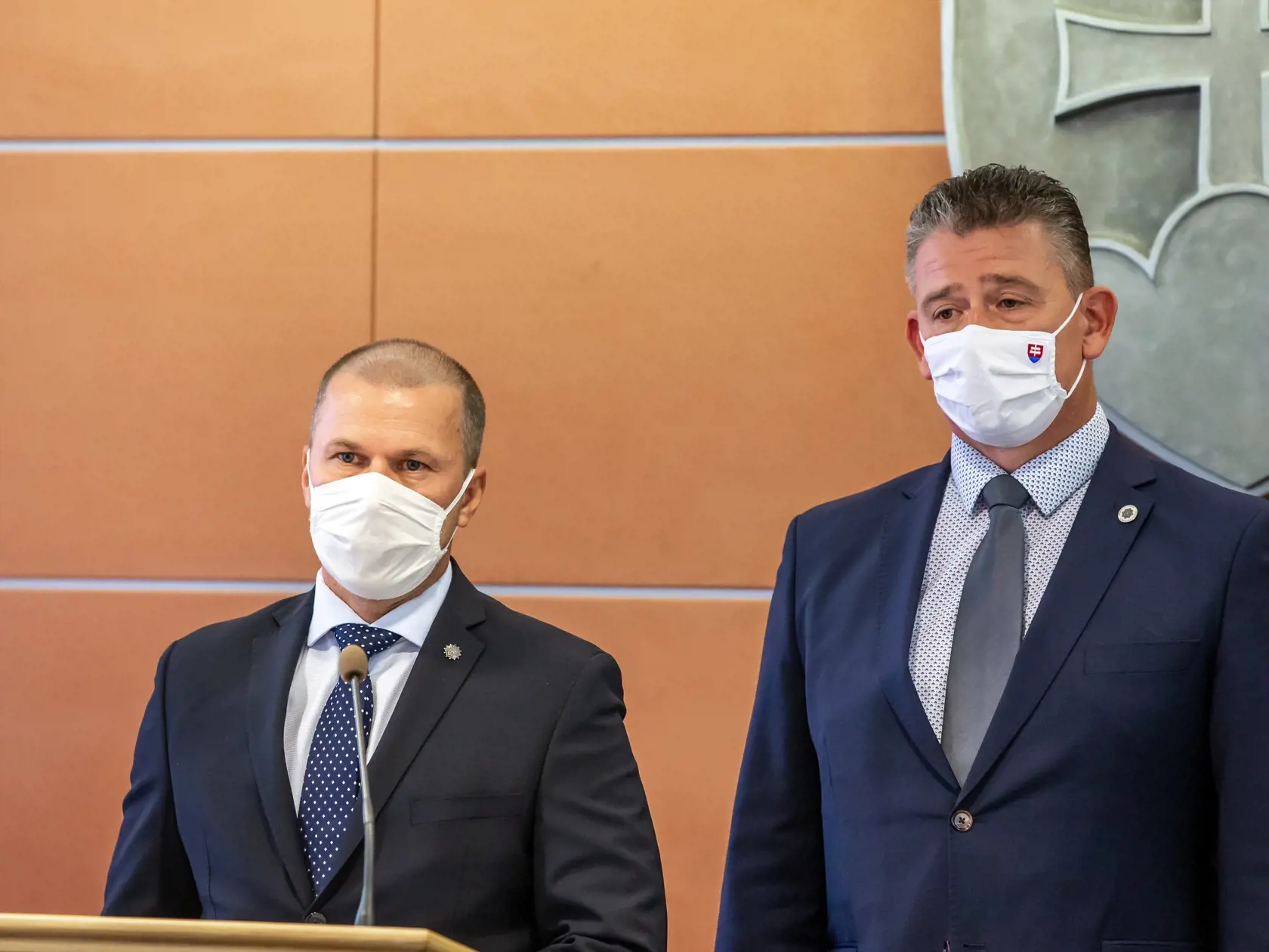 Na snímke je Roman Mikulec Minister vnútra počas predstavovania dočasného prezidenta Policajného zboru Petra Kovaříka. 