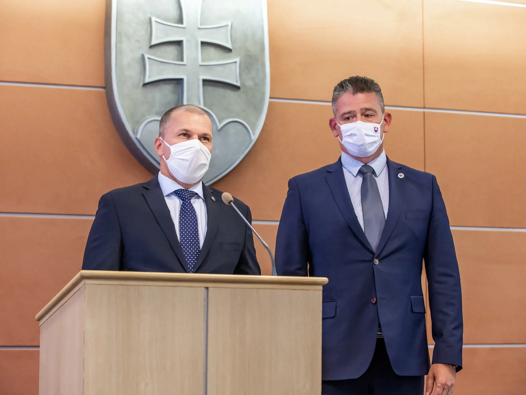 Na snímke je Roman Mikulec Minister vnútra počas predstavovania dočasného prezidenta Policajného zboru Petra Kovaříka. 