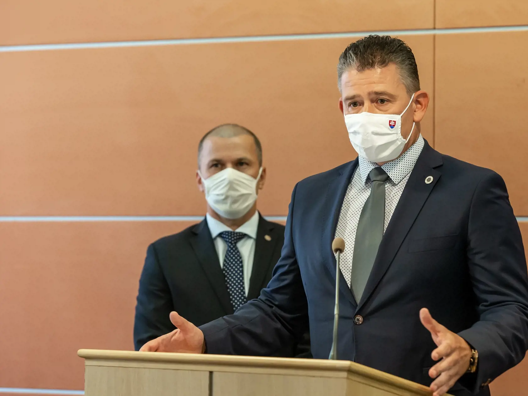 Na snímke je Roman Mikulec Minister vnútra počas predstavovania dočasného prezidenta Policajného zboru Petra Kovaříka. 