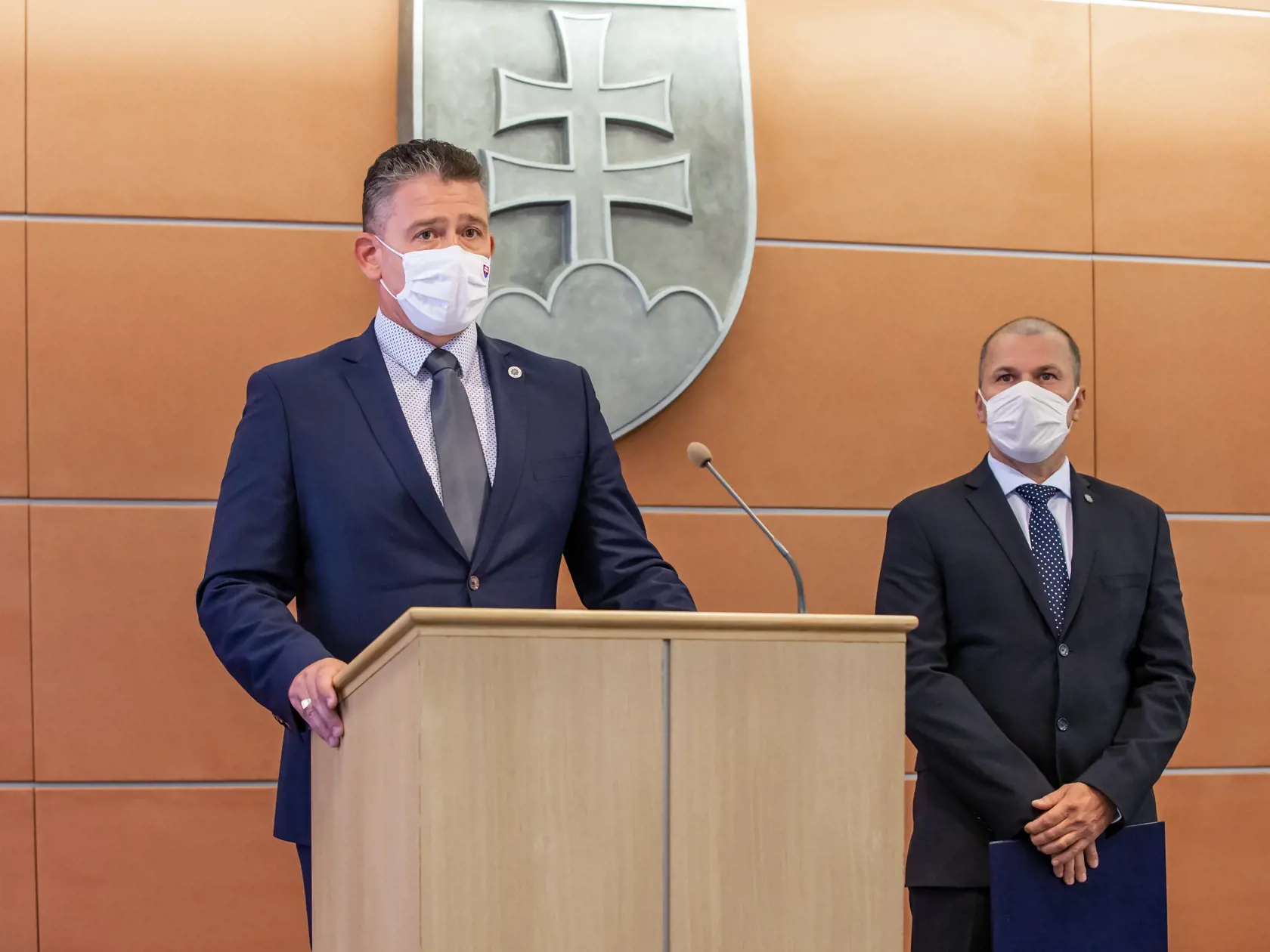Na snímke je Roman Mikulec Minister vnútra počas predstavovania dočasného prezidenta Policajného zboru Petra Kovaříka. 