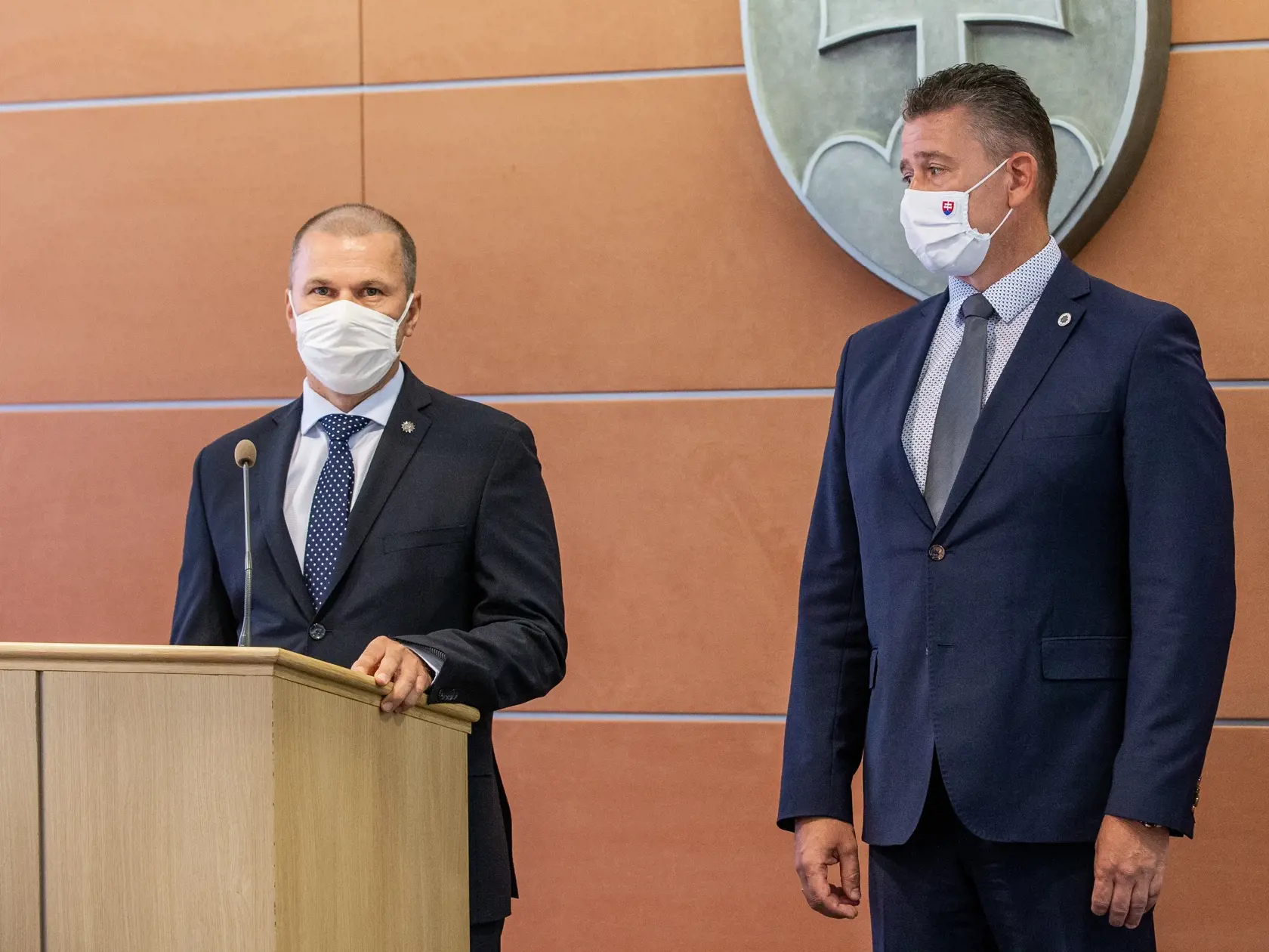 Na snímke je Roman Mikulec Minister vnútra počas predstavovania dočasného prezidenta Policajného zboru Petra Kovaříka. 