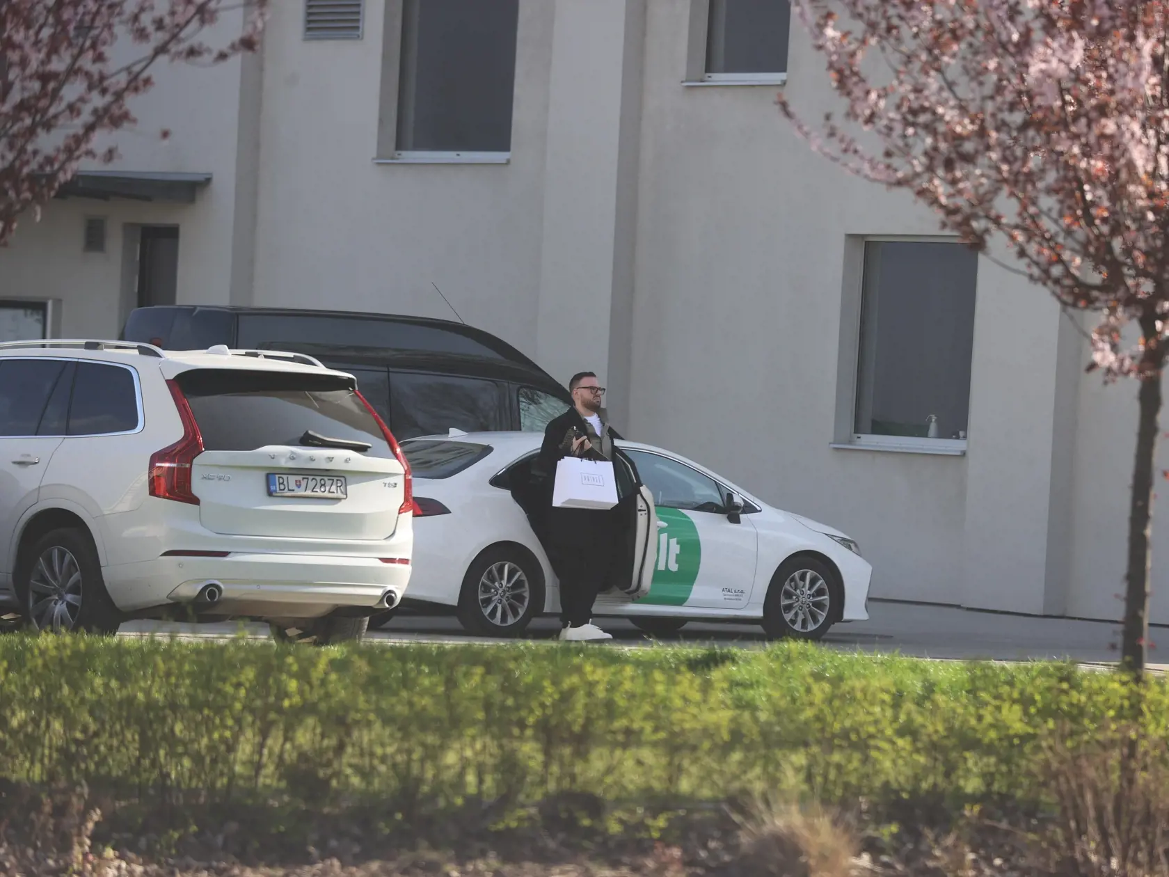 Taxíkom prišiel stylista Andrej Kusalík.
