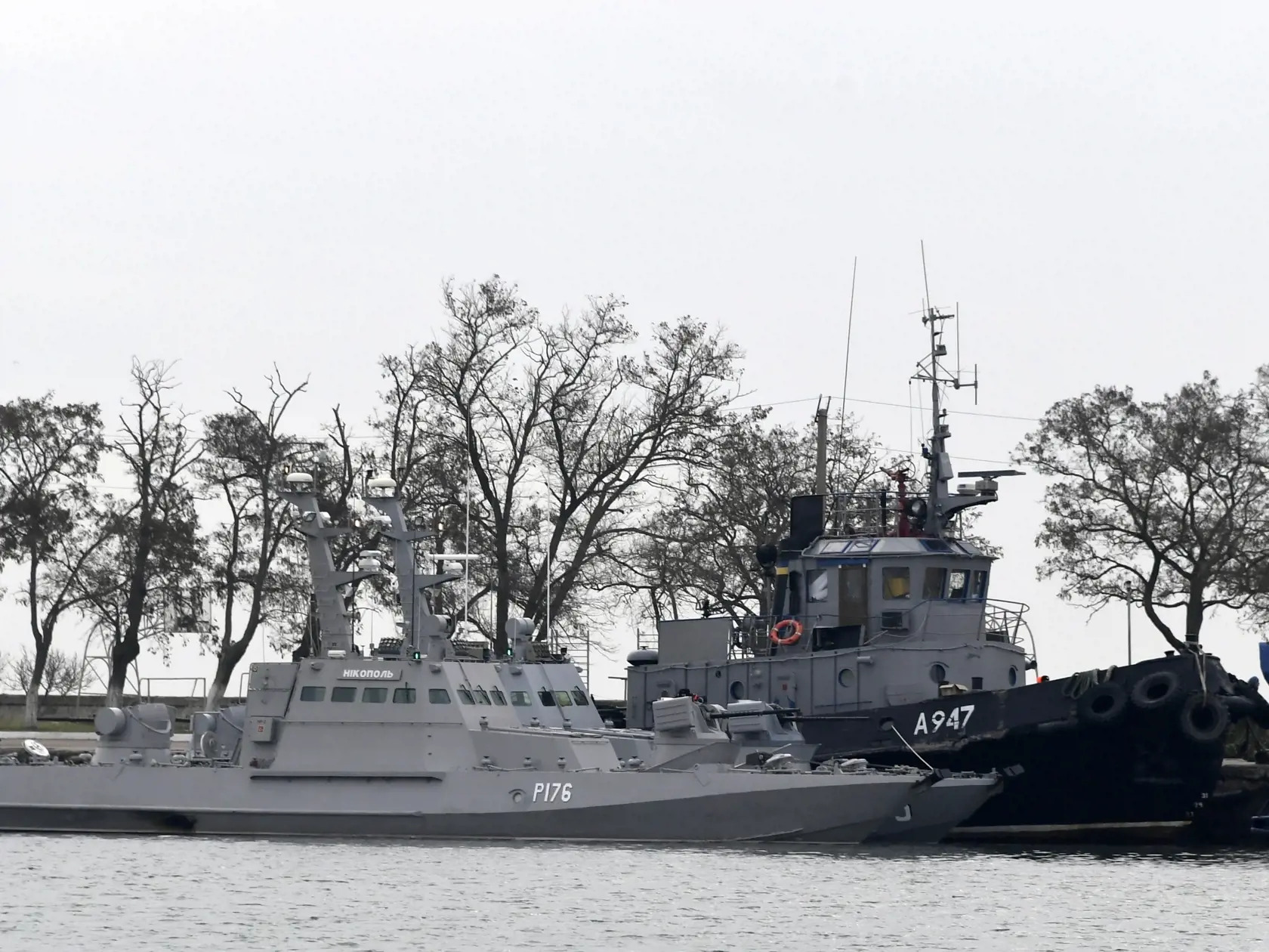 Tri ukrajinské lode po zadržaní 25. novembra 2018 na Kryme.