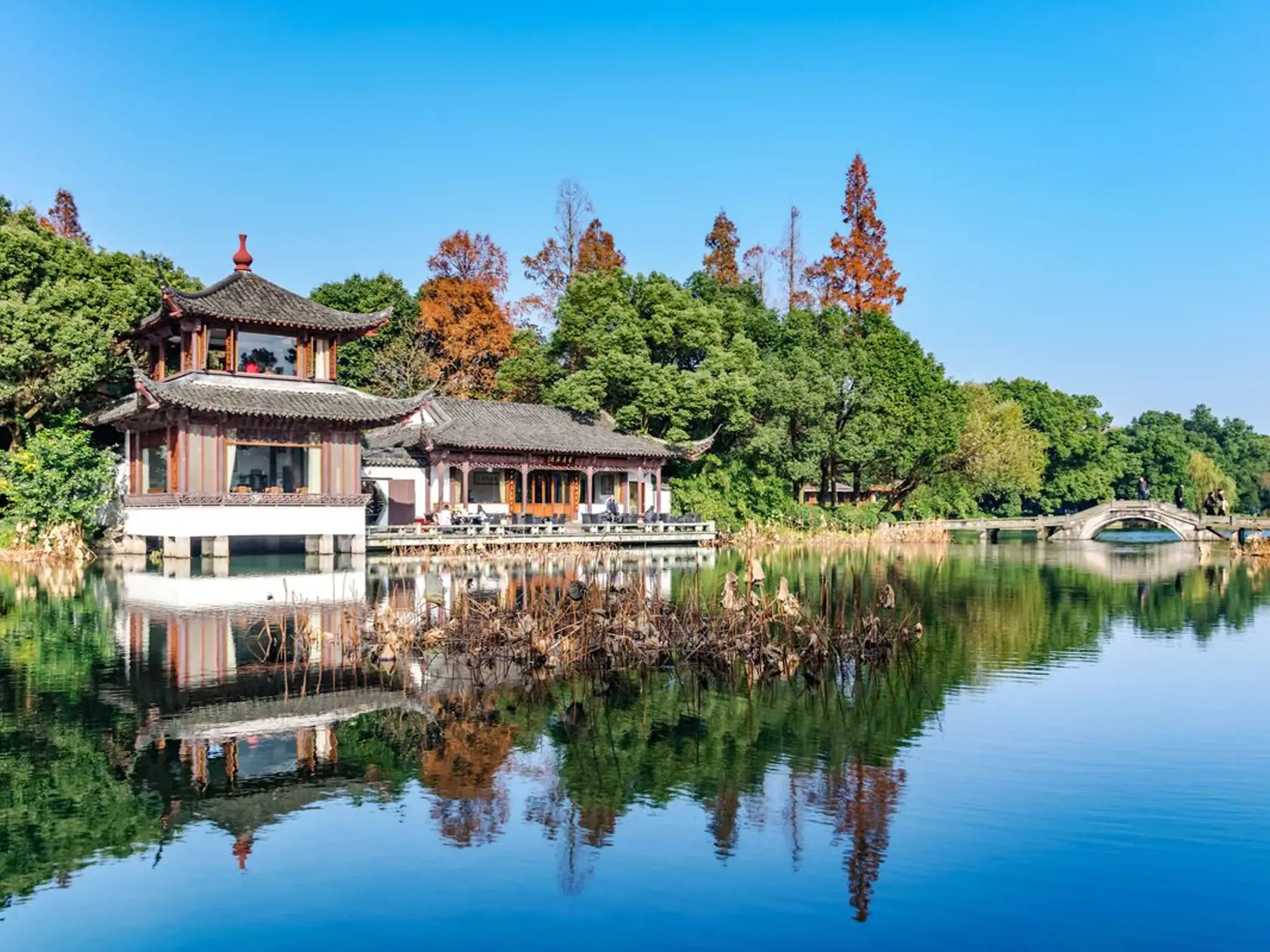 V meste Hangzhou je Západné jazero dominantné a miestom pre zamilovaných.