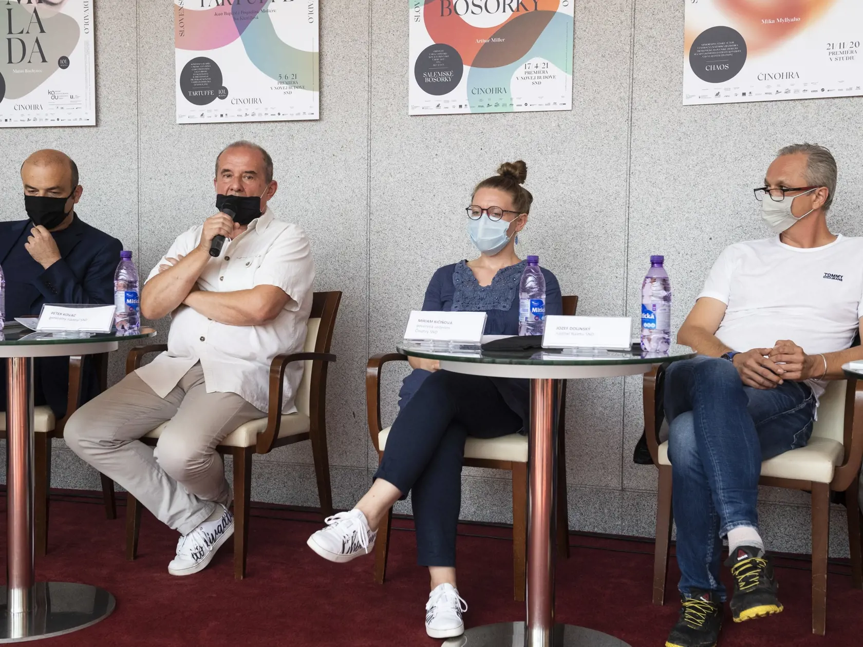 Na snímke zľava riaditeľ Opery SND Rastislav Štúr, generálny riaditeľ SND Peter Kováč, poverená vedením Činohry SND Miriam Kičiňová a riaditeľ Baletu SND Jozef Dolinský počas tlačovej konferencie vedenia Slovenského národného divadla v Bratislave 10. septembra 2020. FOTO TASR - Jaroslav Novák