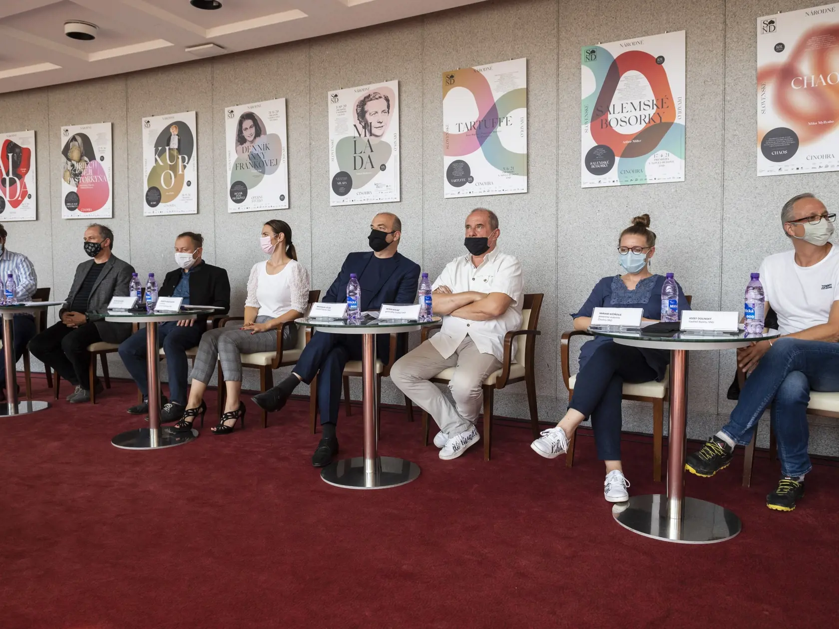 Na snímke zľava dramaturg Opery a manažér Operného štúdia Slovenského národného divadla (SND) Marek Mokoš, šéfdramaturg Opery SND Pavol Smolík, riaditeľ Umelecko-dekoračných dielní (UDD) SND Peter Klaudíny, riaditeľka Centra marketingu SND Henrieta Borowiecka, riaditeľ Opery SND Rastislav Štúr, generálny riaditeľ SND Peter Kováč, poverená vedením Činohry SND Miriam Kičiňová, riaditeľ Baletu SND Jozef Dolinský počas tlačovej konferencie vedenia SND v Bratislave 10. septembra 2020. FOTO TASR - Jar