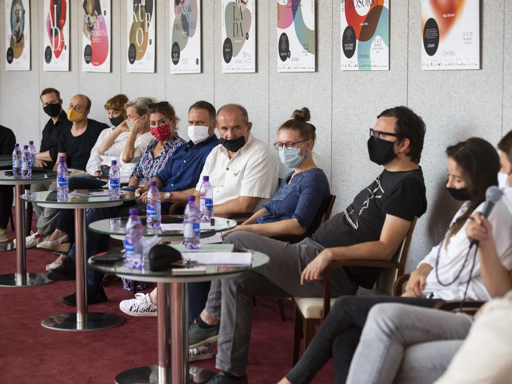 Na snímke zľava režisér Matúš Bachynec, herec Roman Poláčik, autor hudby Daniel Fischer, herci Vica Kerekes, Dana Košická, Gabriela Dzuríková, Tomáš Maštalír, generálny riaditeľ SND Peter Kováč, poverená vedením Činohry SND Miriam Kičiňová, dramaturg Daniel Majling, herci Anežka Petrová a Matúš Beniak počas tlačovej konferencie Slovenského národného divadla s tvorcami pripravovanej premiéry hry Hriech/Její pastorkyňa v Bratislave 10. septembra 2020. FOTO TASR - Jaroslav Novák