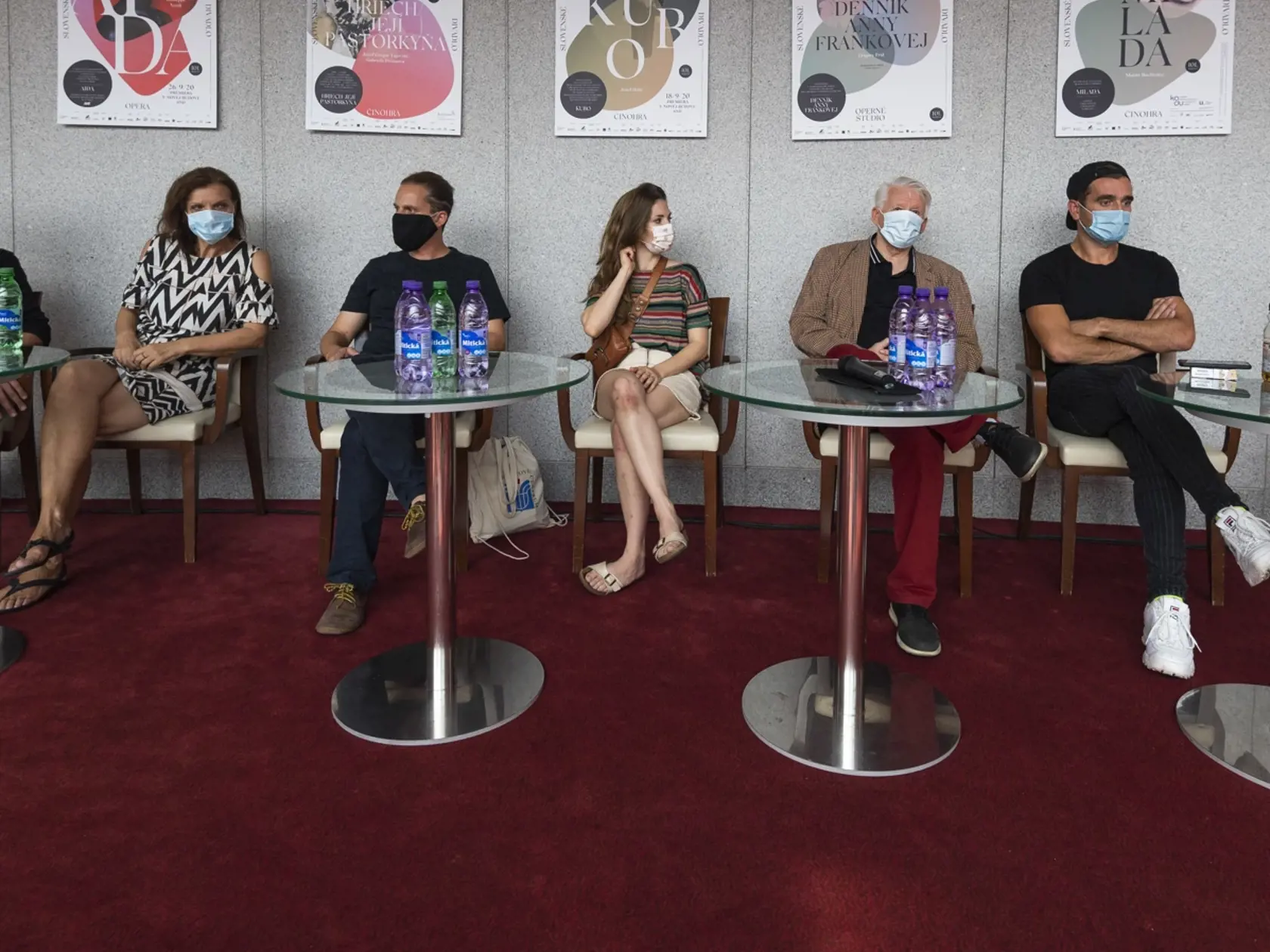 Na snímke zľava režisér Lukáš Brutovský, herečka Jana Oľhová, dramaturg Miro Dacho, herci Jana Kovalčiková, Emil Horváth, Milan Ondrík a poverená vedením Činohry Slovenského národného divadla (SND) Miriam Kičiňová počas tlačovej konferencie Slovenského národného divadla (SND) k pripravovanej premiére veselohry Jozefa Hollého: Kubo v Bratislave 17. septembra 2020. FOTO TASR - Jaroslav Novák