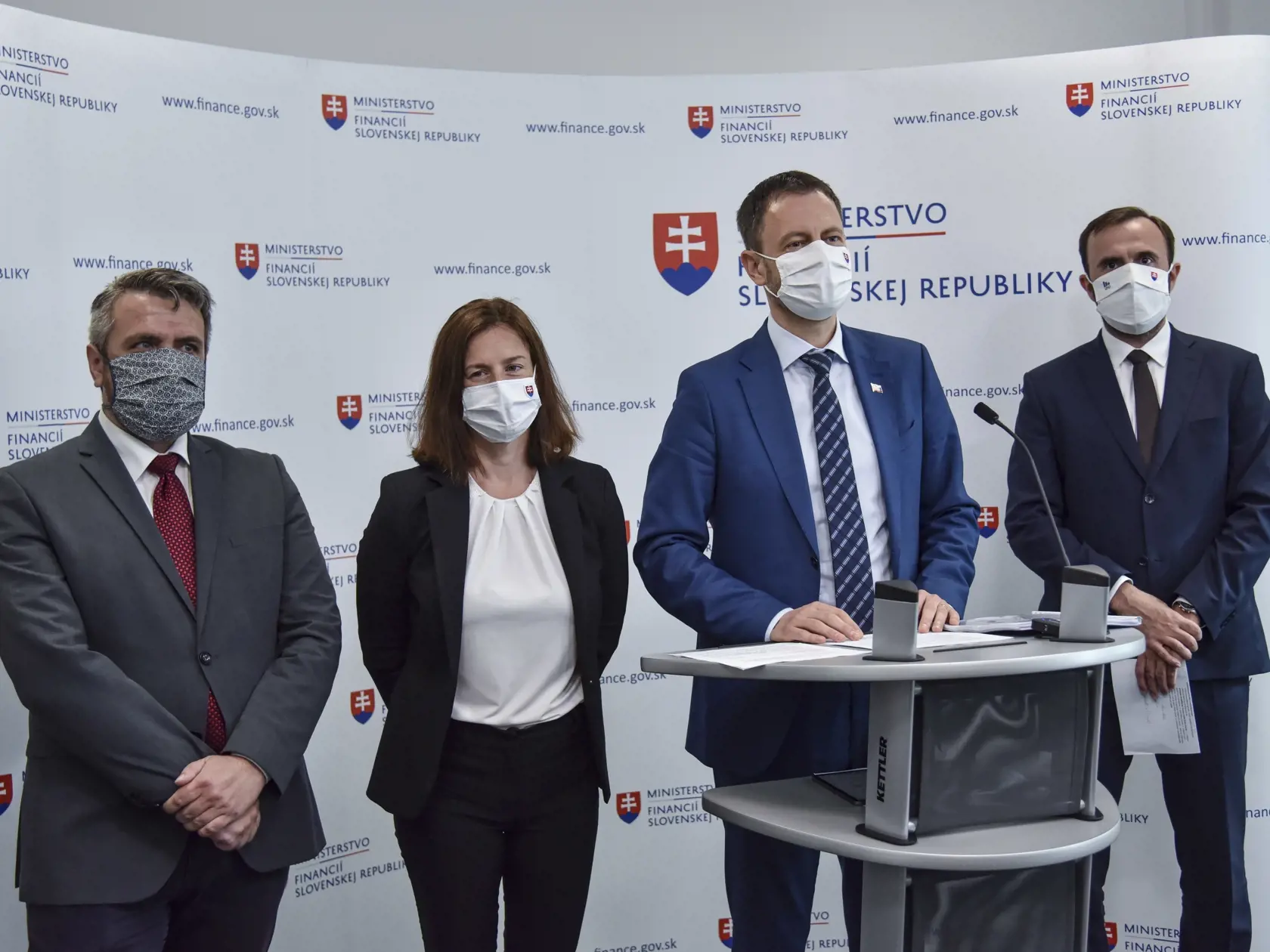 Na snímke zľava riaditeľ Inštitútu kultúrnej politiky Matúš Bieščad, ministerka kultúry SR Natália Milanová (OĽaNO), minister financií SR Eduard Heger (OĽaNO), riaditeľ Útvaru hodnoty za peniaze Štefan Kišš počas tlačovej konferencie ministerstva financií SR a ministerstva kultúry SR k Zverejneniu revízie výdavkov na kultúru a predstavenie návrhu viacročných výdavkových stropov, 16. júla 2020 v Bratislave. FOTO TASR - Pavol Zachar