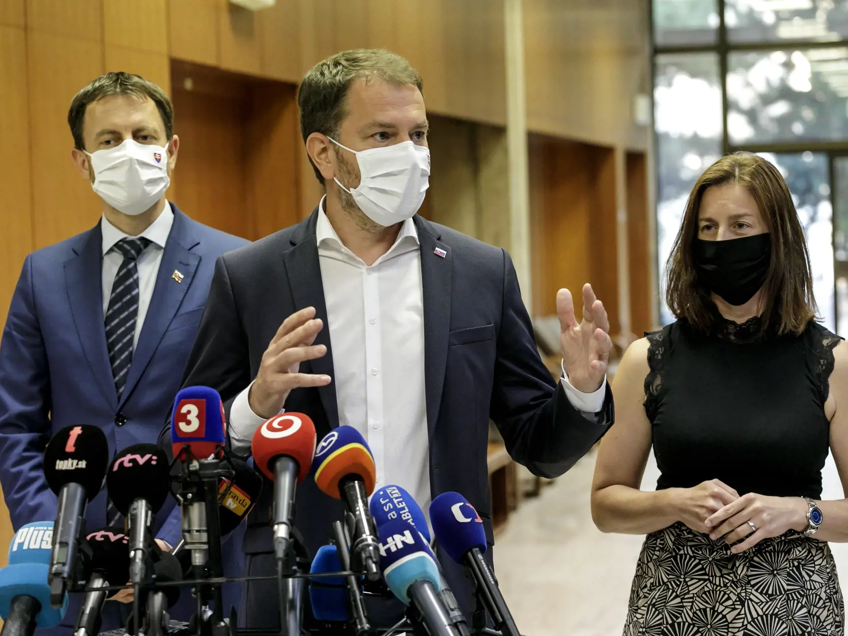 Na snímke zľava minister financií SR Eduard Heger, predseda vlády SR Igor Matovič a ministerka kultúry SR Natália Milanová (všetci OĽaNO) počas brífingu k prijatým opatreniam na zasadnutí Ústredného krízového štábu SR v Bratislave 14. septembra 2020. FOTO TASR - Dano Veselský