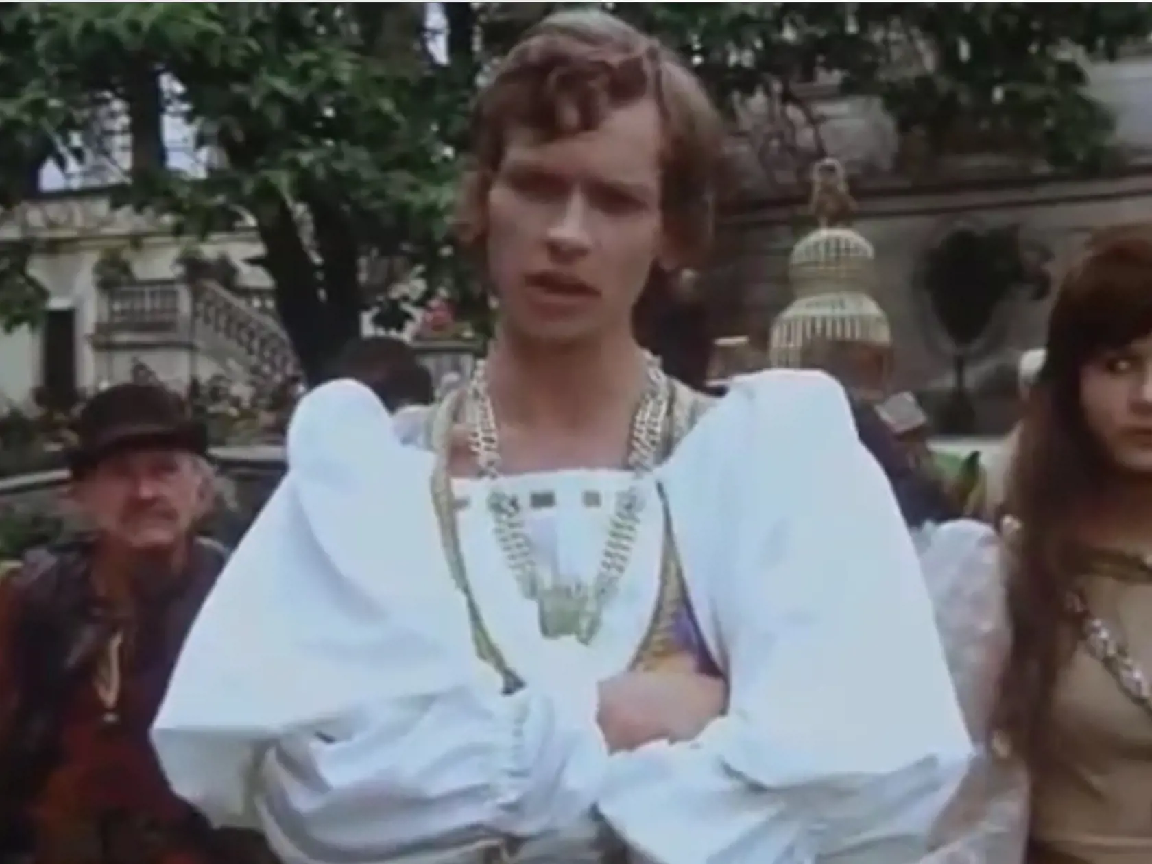 Spomínaného princa si nezahral nik iný ako Juraj Ďurdiak. Známy herec sa preslávil rozprávkou Princ a Večernica ešte v roku 1978. Odvtedy účinkoval v mnohých filmoch či divadelných predstaveniach. Dnes má už 70 rokov a pred rokmi sa postaral o poriadny rozruch.