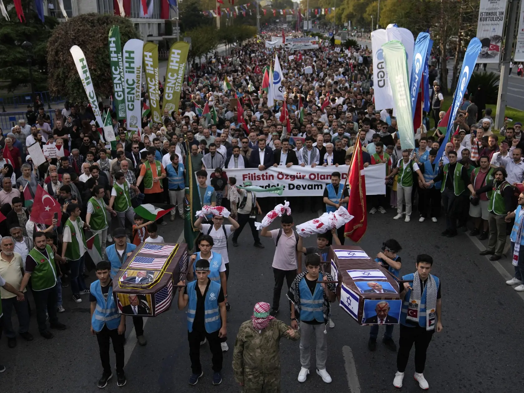 JB 79 Istanbul - Demonštranti pochodujú počas protestu na vyjadrenie solidarity s Palestínčanmi v Gaze na pro-palestínskom zhromaždení v Istanbule 6. októbra 2024, na ktorom sa zúčastnilo niekoľko tisícok demonštrantov. Tisíce demonštrantov sa v sobotu vydali do ulíc viacerých veľkých miest po celom svete, aby pred blížiacim sa prvým výročím začiatku vojny v Pásme Gazy žiadali ukončenie konfliktu. Informovali o tom agentúry AP a Reuters, píše TASR. FOTO TASR/AP

Demonstrators attend a pro-Palest
