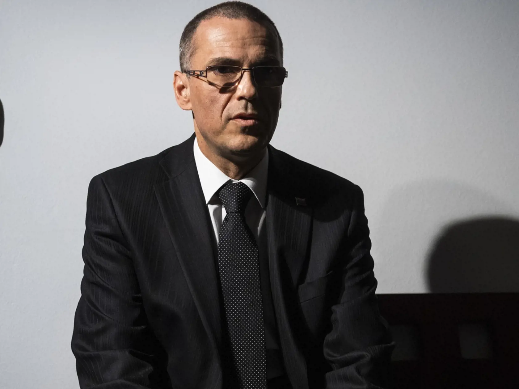 Na snímke súčasný generálny prokurátor SR Maroš Žilinka sedí ako svedok pred pojednávaním vo veci prípravy vrážd prokurátorov na Špecializovanom trestnom súde v Pezinku v utorok 3. mája 2022.