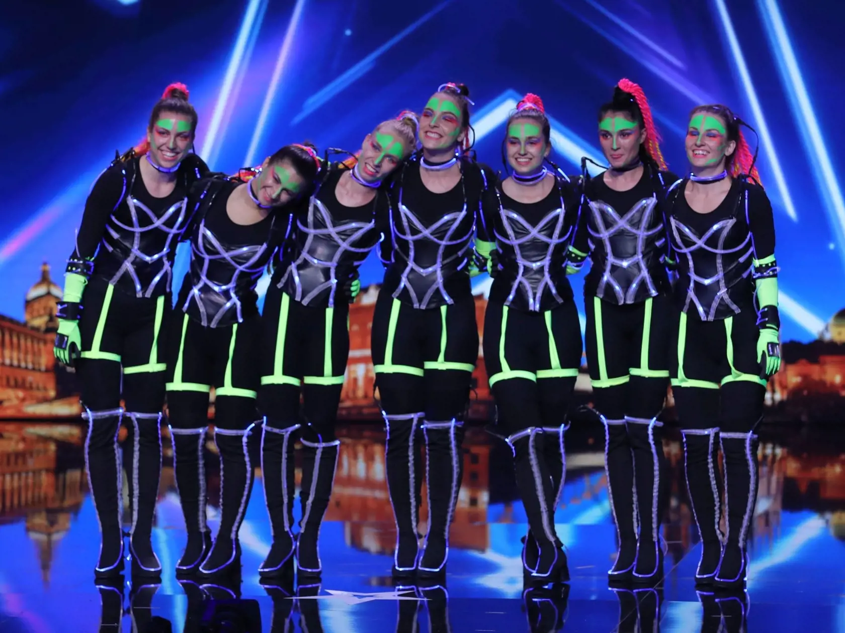 Tron girls: Sedem pôvabných dievčat predviedlo svetelnú šou, akú ste ešte nevideli. Dievčatá ukázali svoje tanečné vystúpenie v úplnej tme, aby vynikol ich špeciálny kostým, UV mejkap a vlasy, ktoré zaujímavo svietia. Tanečnice si veľmi dobre rozumejú a stretávajú sa aj v súkromí. Pochádzajú z Bratislavy.