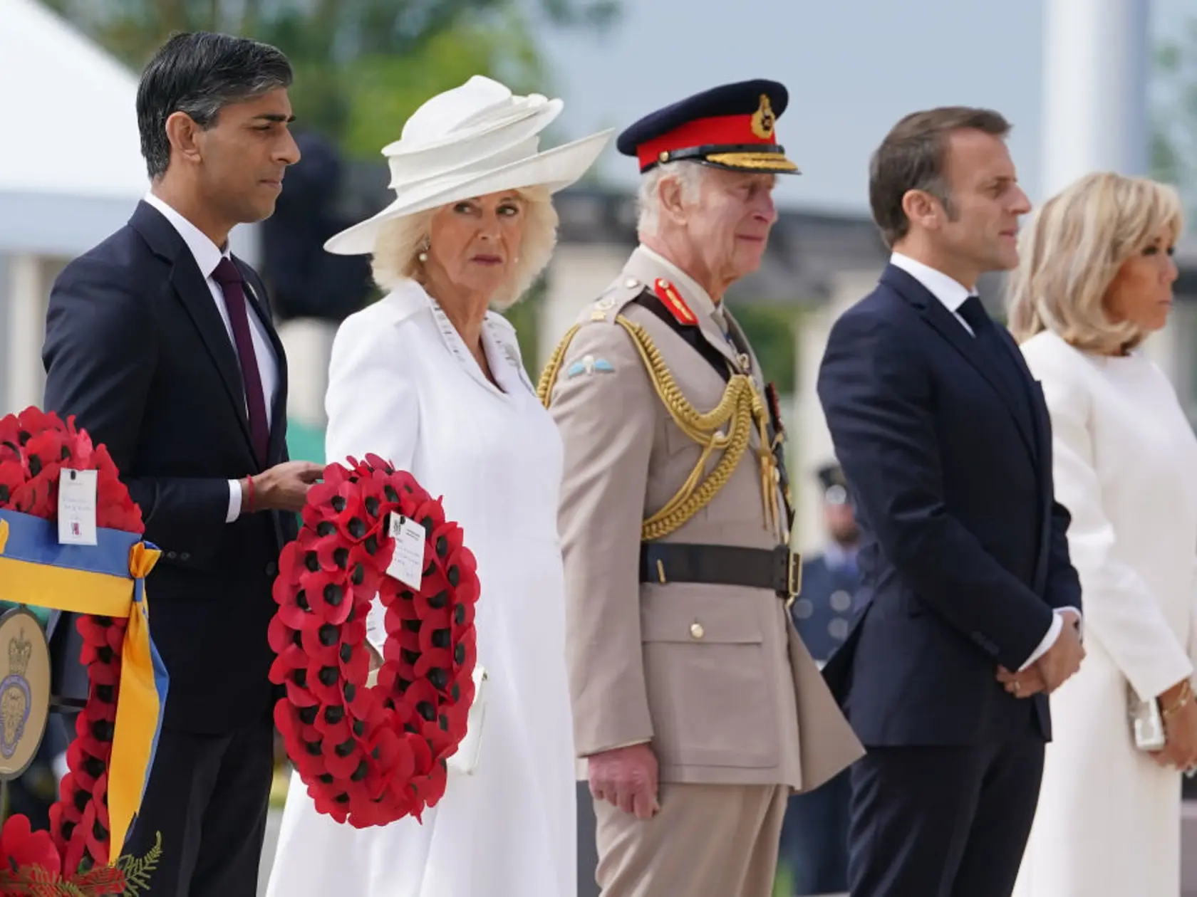 Francúzsky prezident Emmanuel Marcon s prvou dámou Brigitte si spoločne s britským kráľom Karolom III. a kráľovnou Kamilou pripomenuli 80. výročie vylodenia v Normandii. Brigitte s Kamilou sa zladili do bielych šiat.