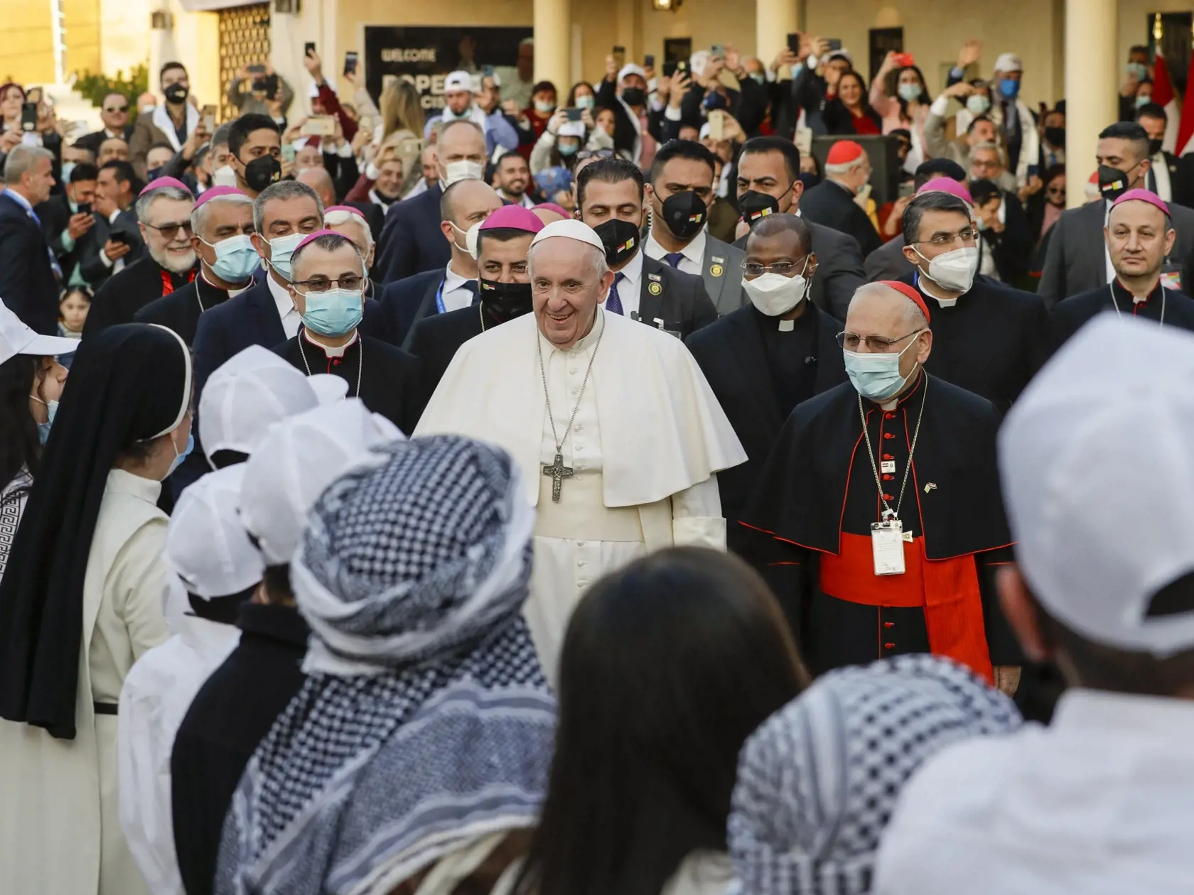 KK56 Bagdad - Pápež František (uprostred) prichádza celebrovať sv. omšu do Chaldejskej katedrály sv. Jozefa 6. marca 2021 v Bagdade. FOTO TASR/AP
Pope Francis, center arrives to concelebrate a mass in the Chaldean Cathedral of Saint Joseph, in Baghdad, Iraq, Saturday, March 6, 2021. Earlier today Francis met privately with the country's revered Shiite leader, Grand Ayatollah Ali al-Sistani. (AP Photo/Andrew Medichini)