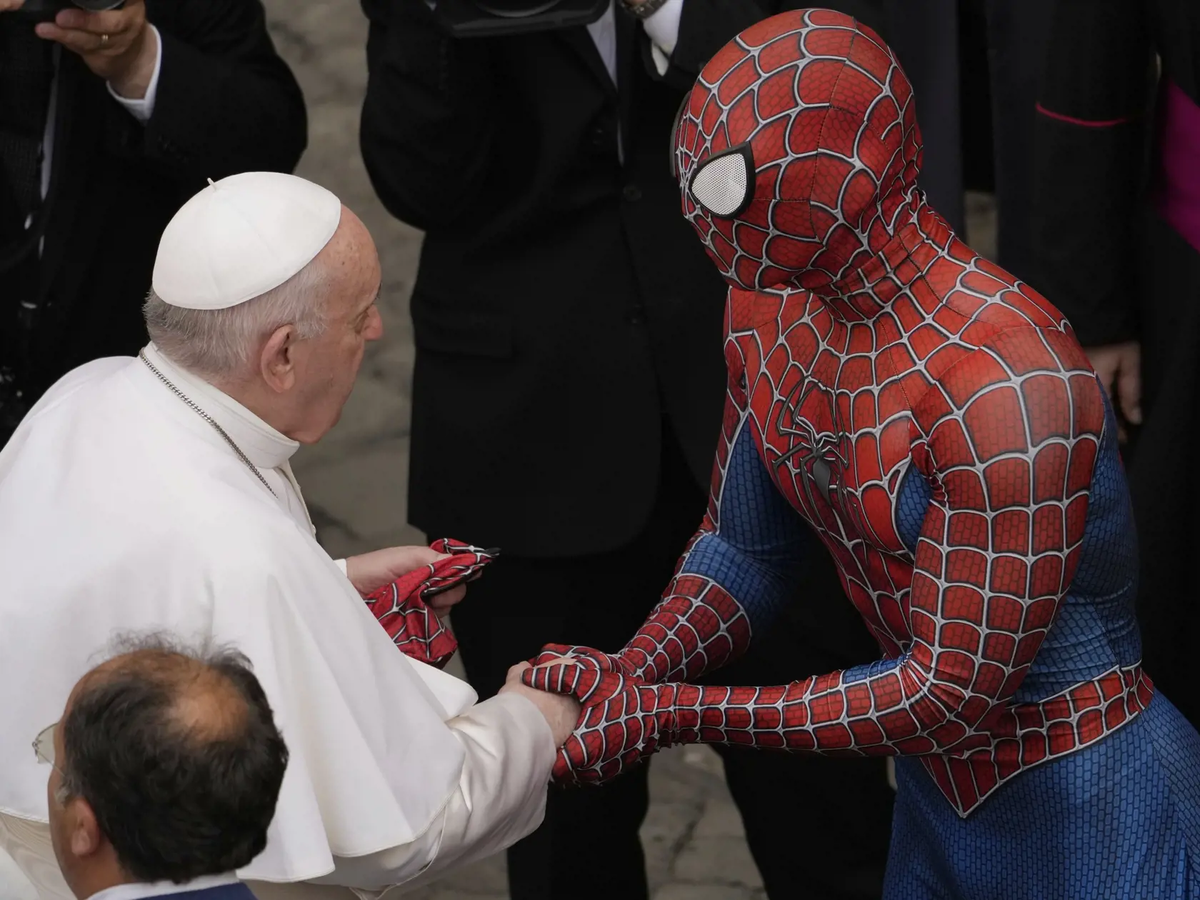 EBE 22 Vatikán - Na snímke vľavo pápež František sa víta s osobou v kostýme komiksovej postavy Spider-Mana, ktorá mu dáva masku po skončení pravidelnej generálnej audiencie vo Vatikáne 23. júna 2021. FOTO TASR/AP


Pope Francis meets Spider-Man, who presents him with his mask, at the end of his weekly general audience with a limited number of faithful in the San Damaso Courtyard at the Vatican, Wednesday, June 23, 2021. The masked man works with sick children in hospitals. (AP Photo/Andrew Medic