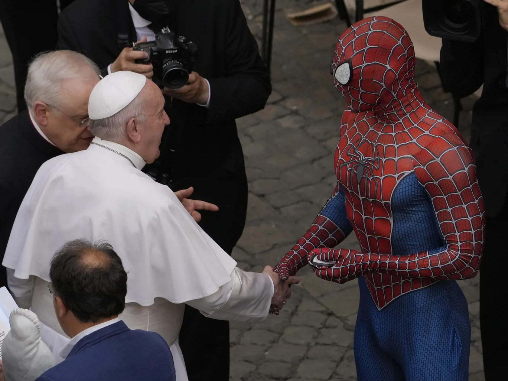 EBE 20 Vatikán - Na snímke vľavo pápež František sa víta s osobou v kostýme komiksovej postavy Spider-Mana po skončení pravidelnej generálnej audiencie vo Vatikáne 23. júna 2021. FOTO TASR/AP


Pope Francis meets Spider Man at the end of his weekly general audience with a limited number of faithful in the San Damaso Courtyard at the Vatican, Wednesday, June 23, 2021. (AP Photo/Andrew Medichini)